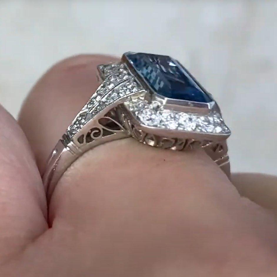Taglio smeraldo Anello di fidanzamento con acquamarina (circa 1,50 carati) Anello con diamante aureolato, platino in vendita