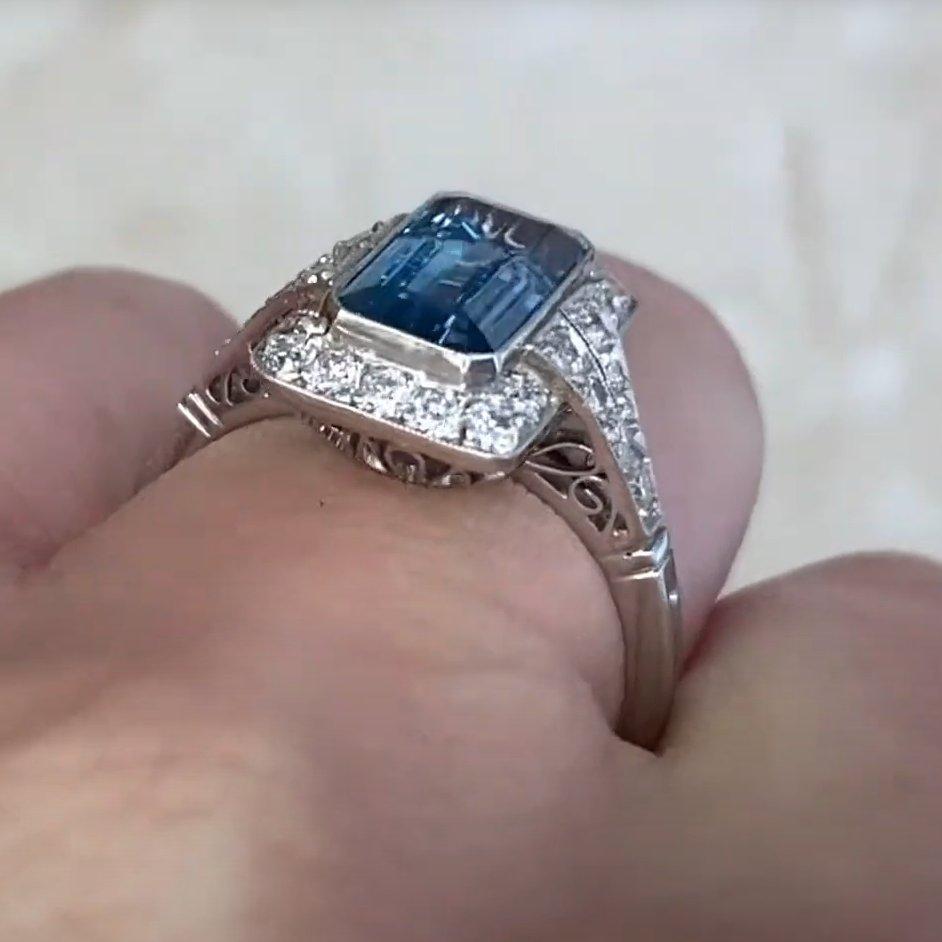 Anello di fidanzamento con acquamarina (circa 1,50 carati) Anello con diamante aureolato, platino In condizioni ottime in vendita a New York, NY