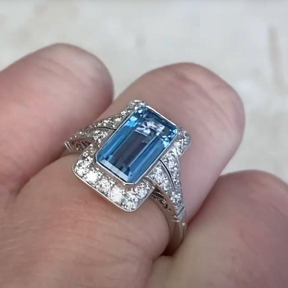 Donna Anello di fidanzamento con acquamarina (circa 1,50 carati) Anello con diamante aureolato, platino in vendita
