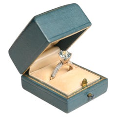Anillo de compromiso con aguamarina de 1.10 quilates. Aguamarina redonda con diamantes, oro blanco de 18 quilates