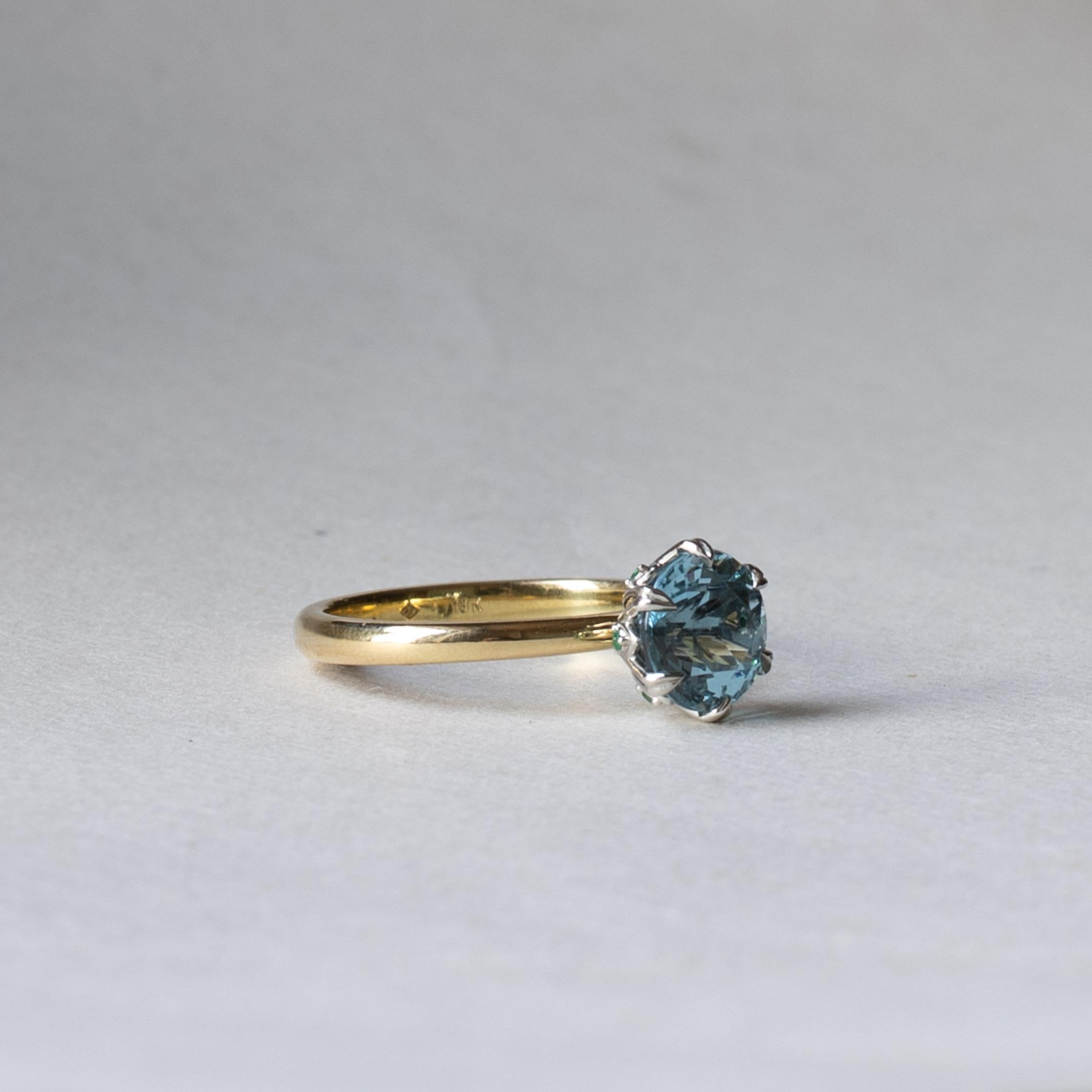 Metallo: Oro giallo 14 carati

A. Stone: Acquamarina

Peso della pietra: 1,85 carati

Pietre d'accento: Smeraldo da 1 mm