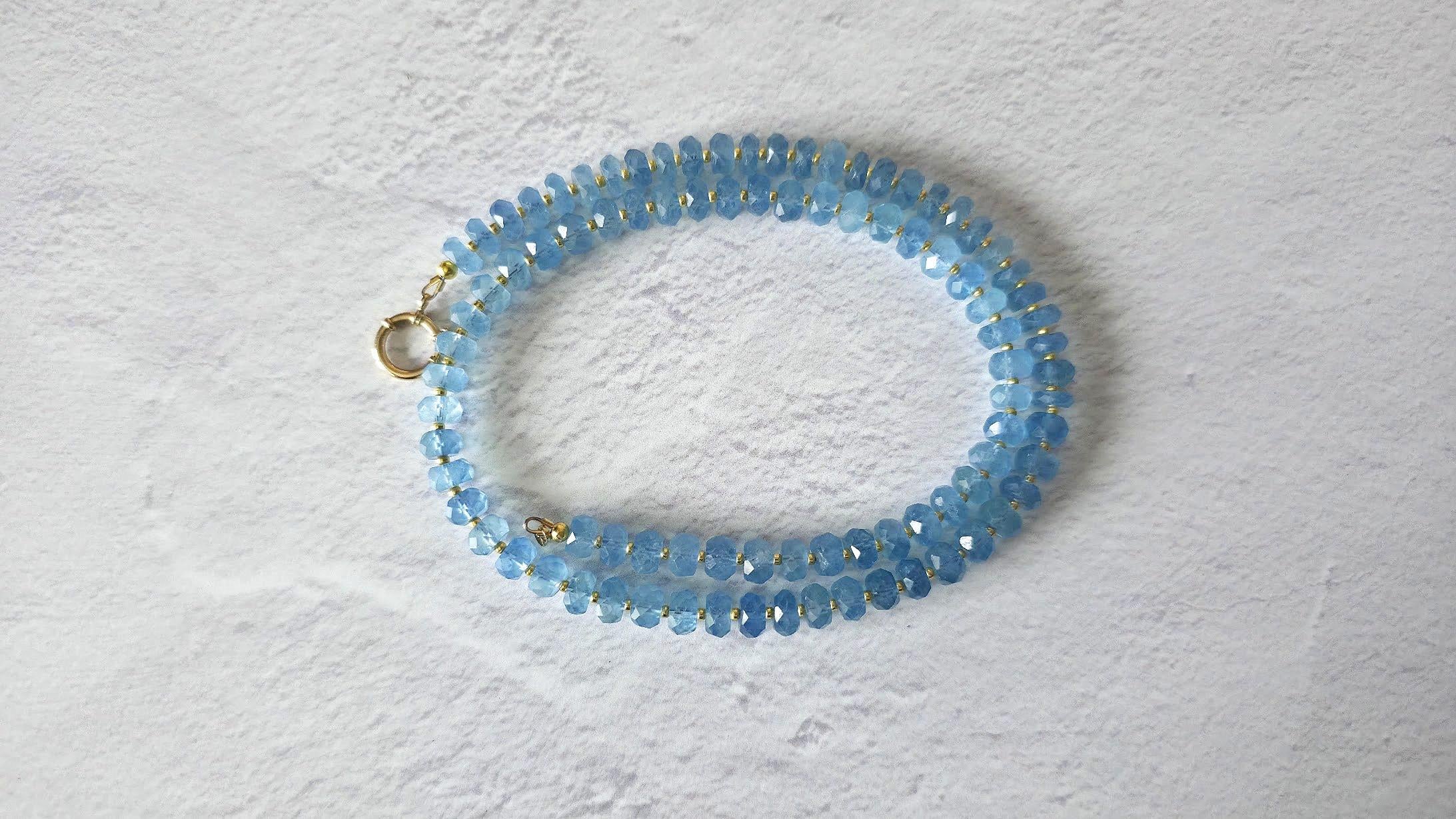 Voici un collier tout à fait charmant, léger, aérien et étincelant, fait de perles d'aigue-marine facettées. L'aigue-marine de haute qualité est transparente et claire, sans inclusions, et présente une belle couleur naturelle bleu azur. Les perles