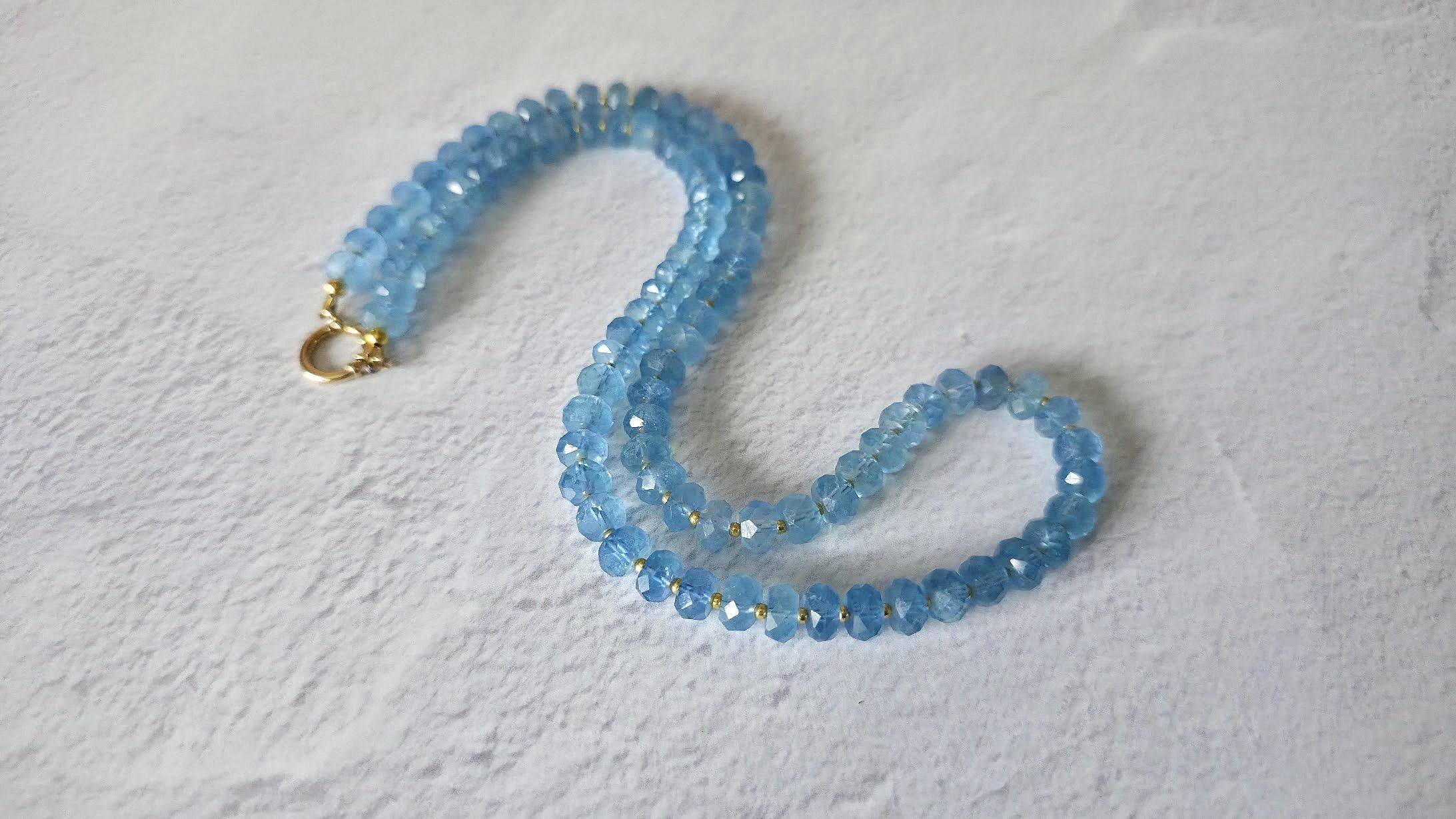 Perle Collier de perles à facettes en aigue-marine avec fermoir en or 14k en vente