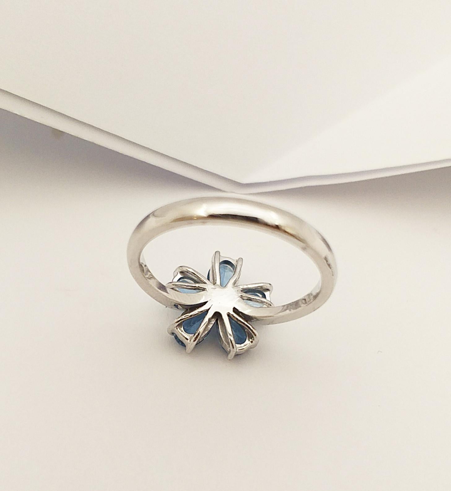 Aquamarine Flower Ring Set in 18 Karat White Gold Settings For Sale 1