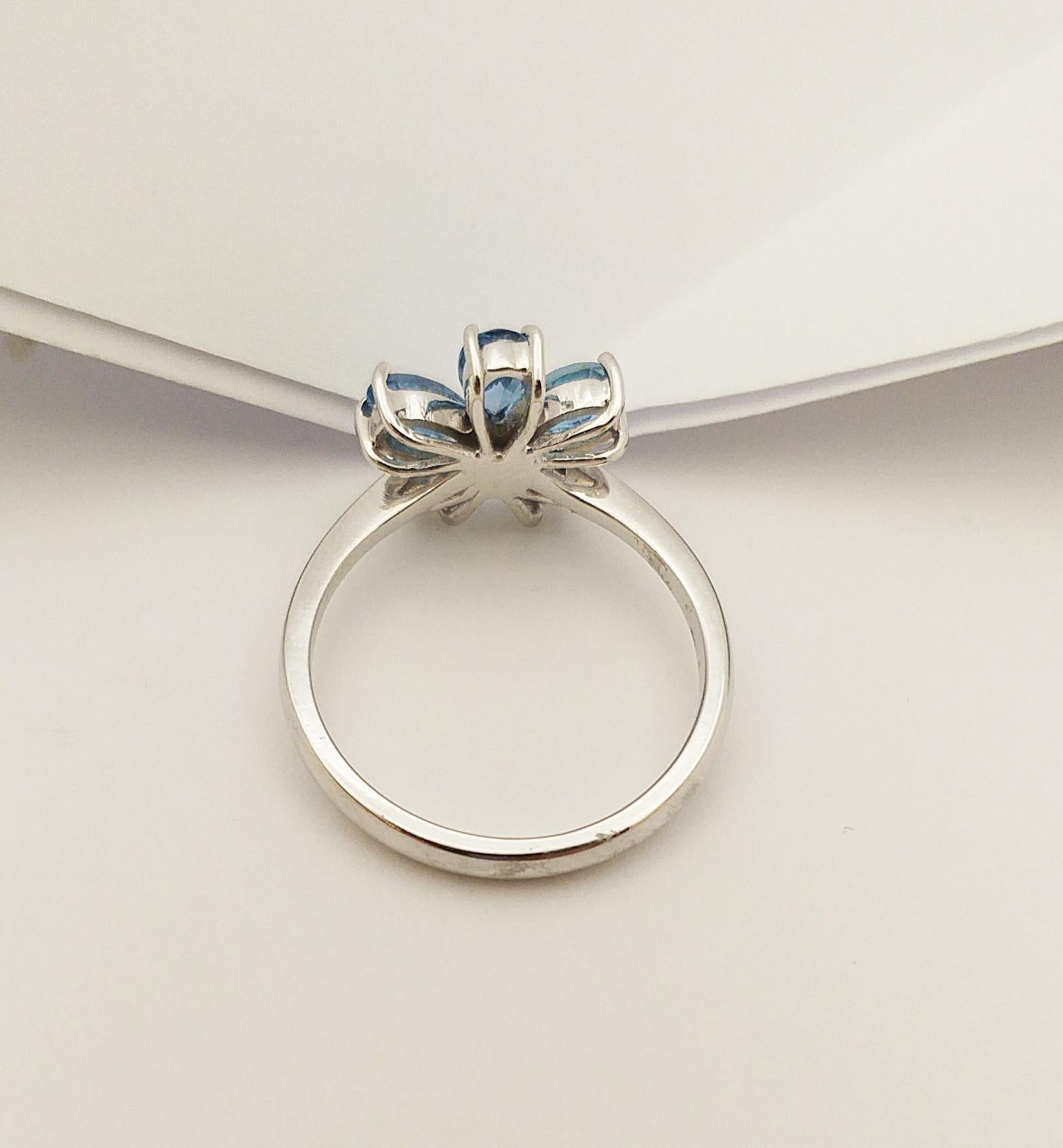 Aquamarine Flower Ring Set in 18 Karat White Gold Settings For Sale 2