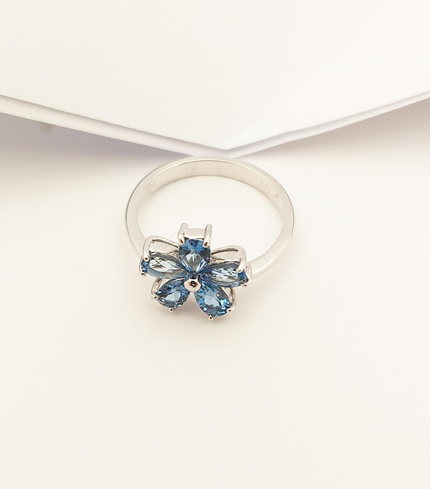 Aquamarine Flower Ring Set in 18 Karat White Gold Settings For Sale 3