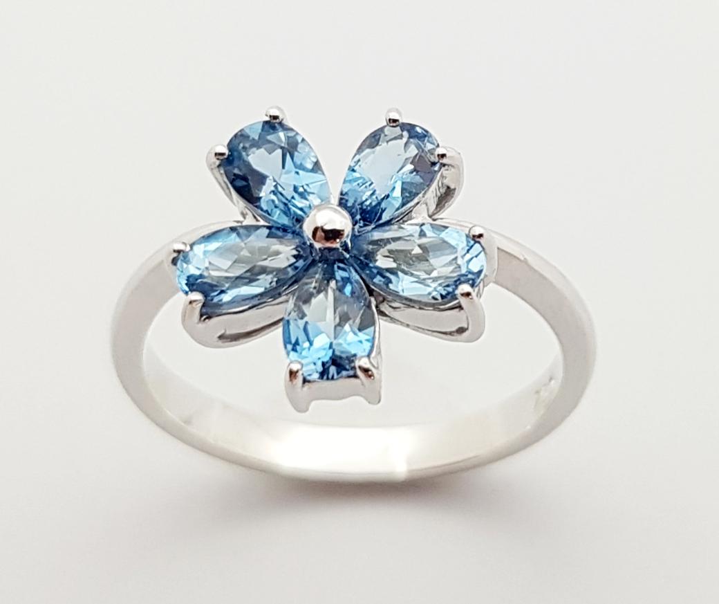 Aquamarine Flower Ring Set in 18 Karat White Gold Settings In New Condition For Sale In Bangkok, TH
