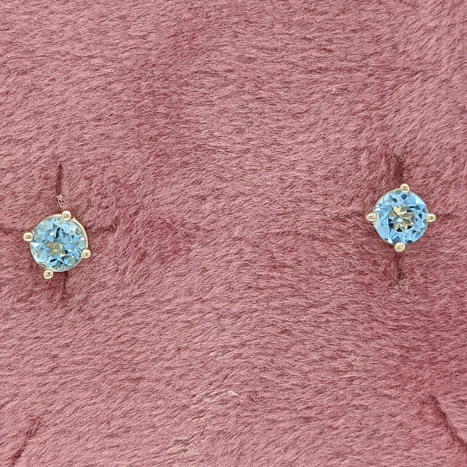 Semplici e dolci, questi delicati orecchini a perno offrono splendidi colori blu che brillano al sole. Queste borchie possono essere indossate tutto il giorno o tutta la notte grazie alle chiusure push back facili e sicure :)

Facci sapere il colore