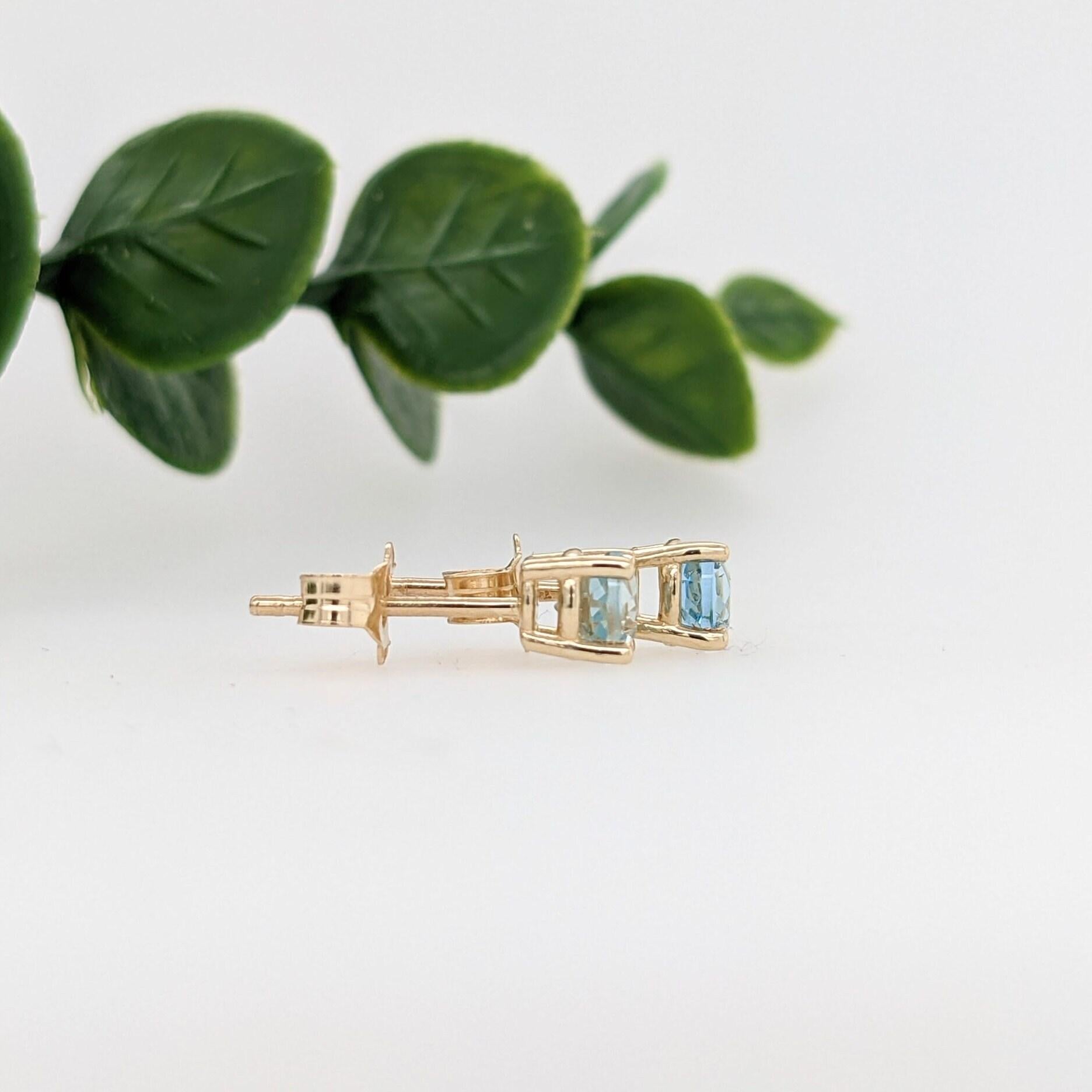 Orecchini solitari a quattro punte in oro massiccio 14K con acquamarina rotonda da 4 mm In condizioni Nuovo in vendita a Columbus, OH