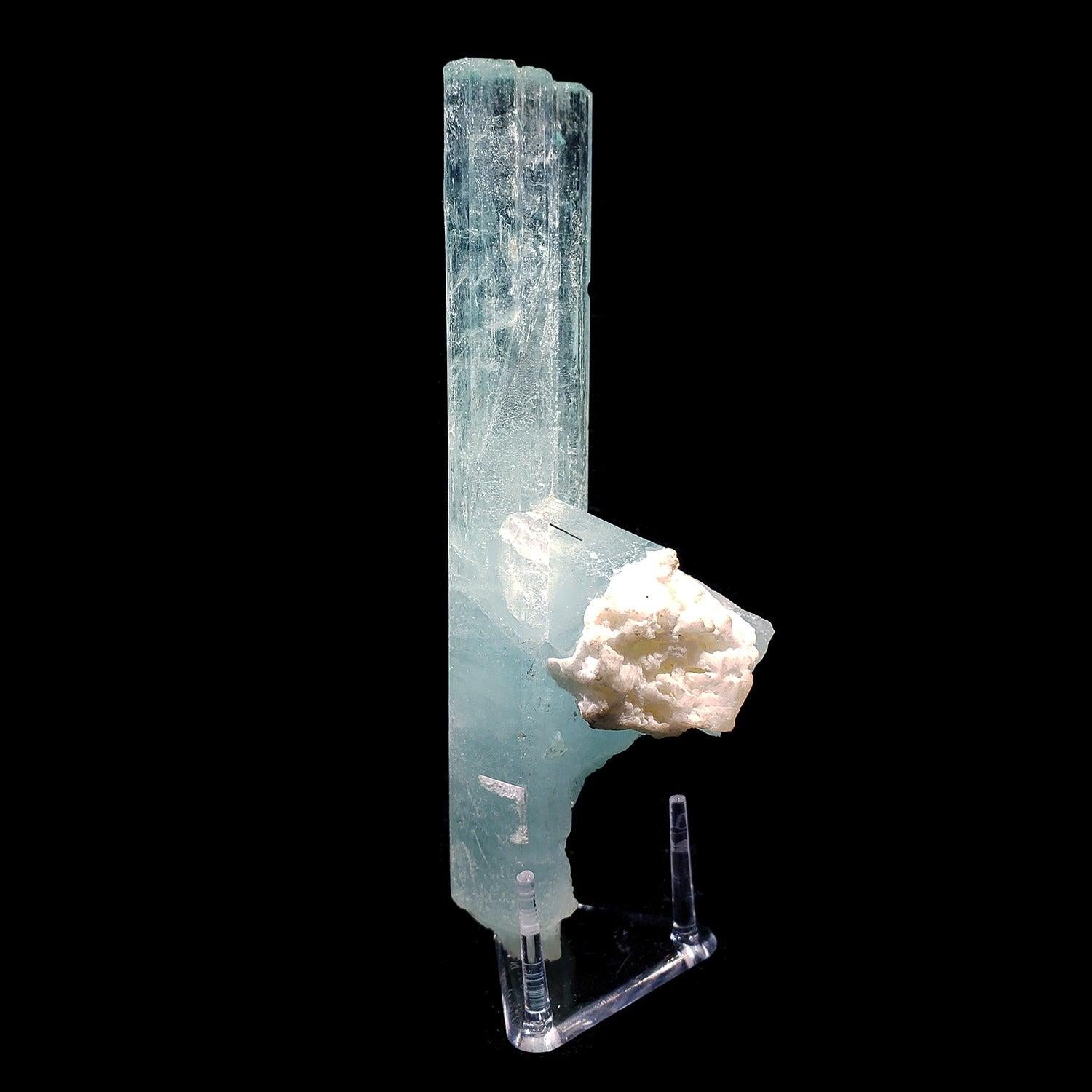 Gilgit, Pakistan

Ce spécimen d'aigue-marine présente une inclusion de tourmaline noire et un cristal secondaire d'aigue-marine qui en sort, avec une matrice de feldspath qui lui est attachée.

Dimensions : 1,25 