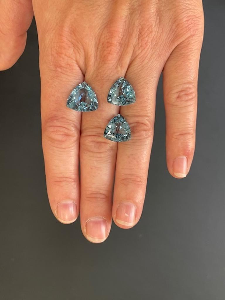 Contemporary Aquamarine Ring Earrings Loose Gemstone Set 20.90 Carat Trillions For Sale