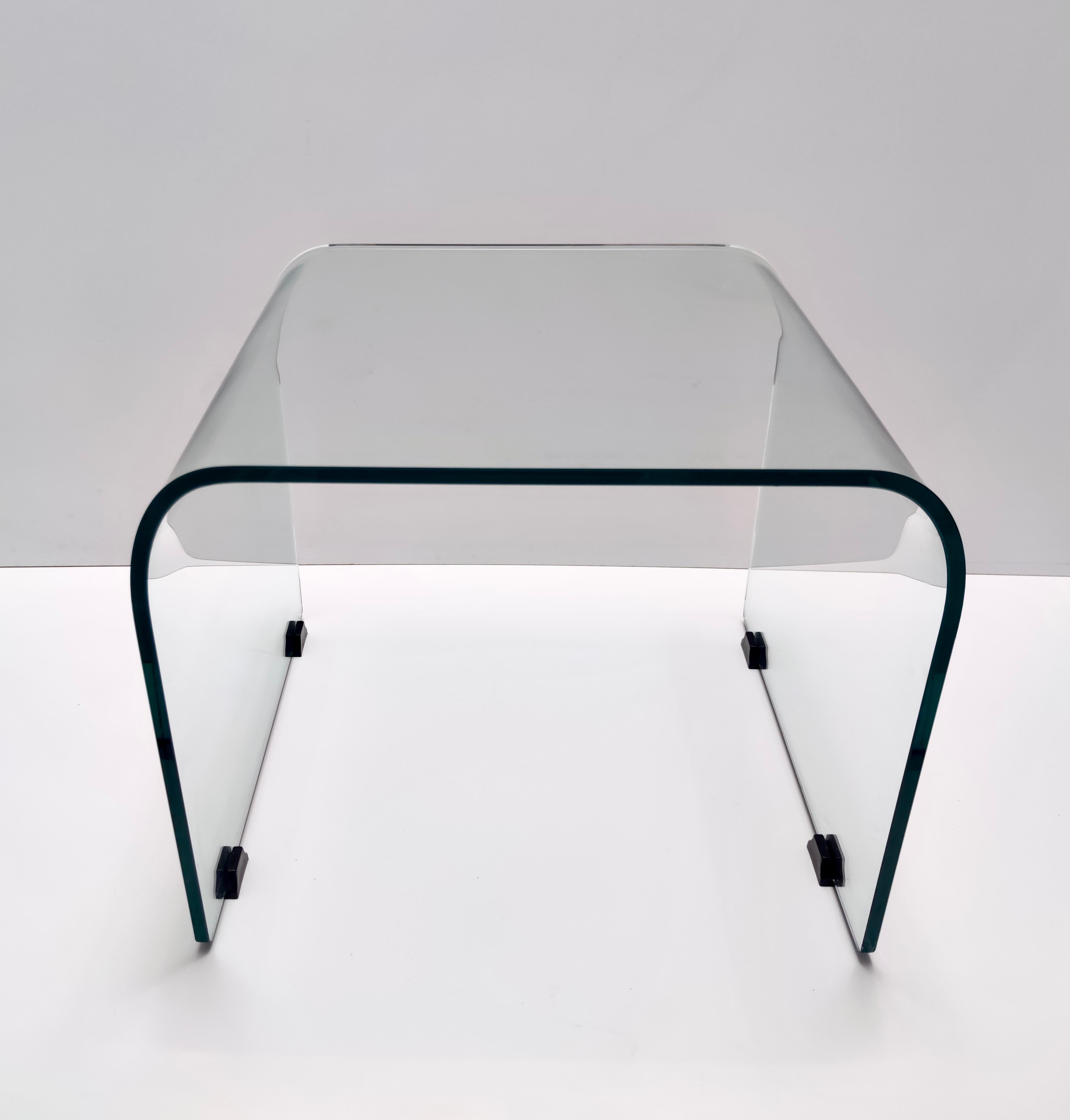 Made in Italy, 1980s. 
This stunning coffee table is made in curved tempered thick glass.
The design of Pietro Chiesa dates back to 1932, but it was realized in the 1980s.
It is a vintage piece, therefore it might show slight traces of use, but it