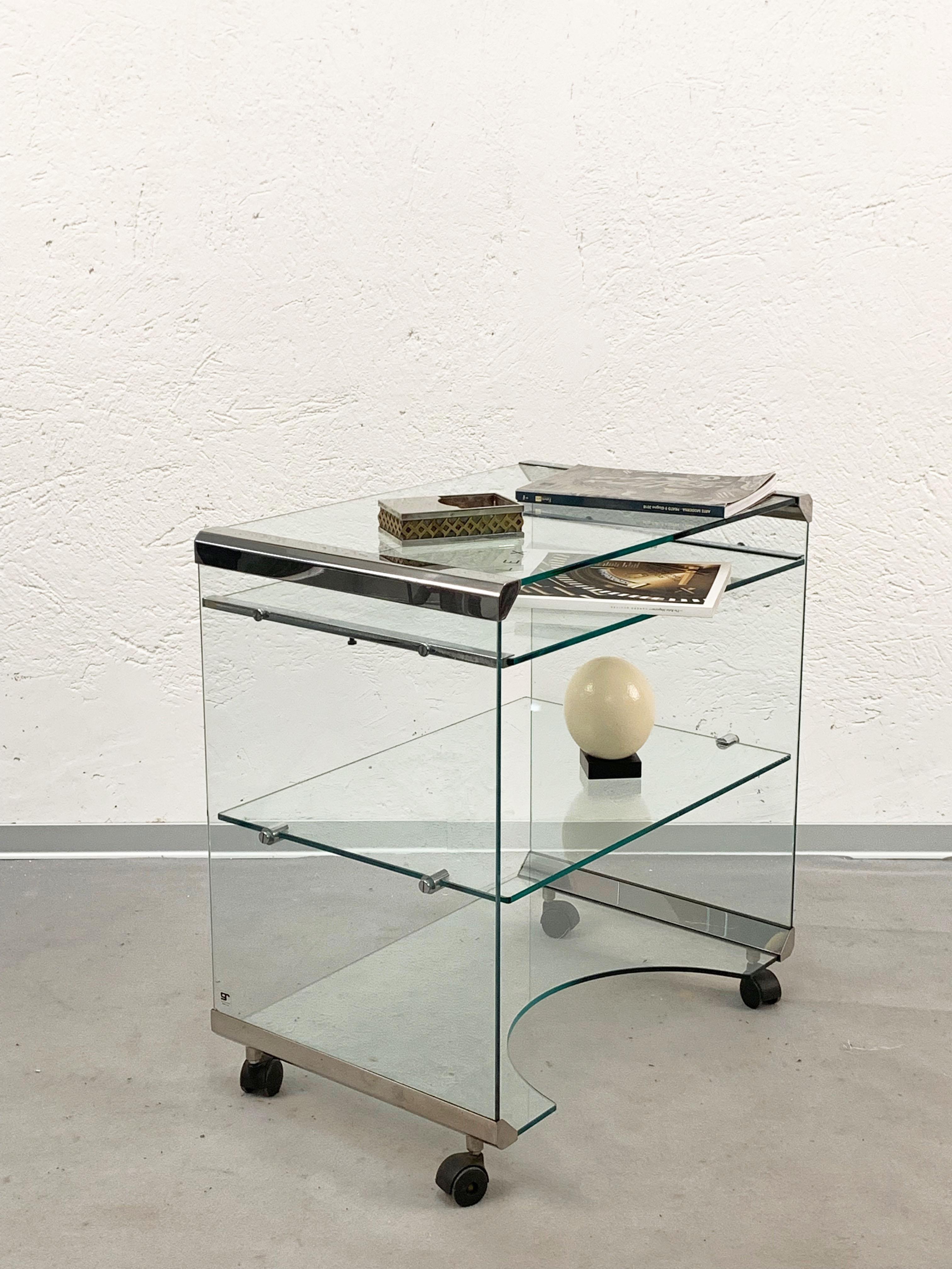 Gallotti & Radice in 8 mm transparent tempered glass. Metal parts in polished stainless steel. On wheels

This trolley is a functional piece of furniture that can be placed in your living room.