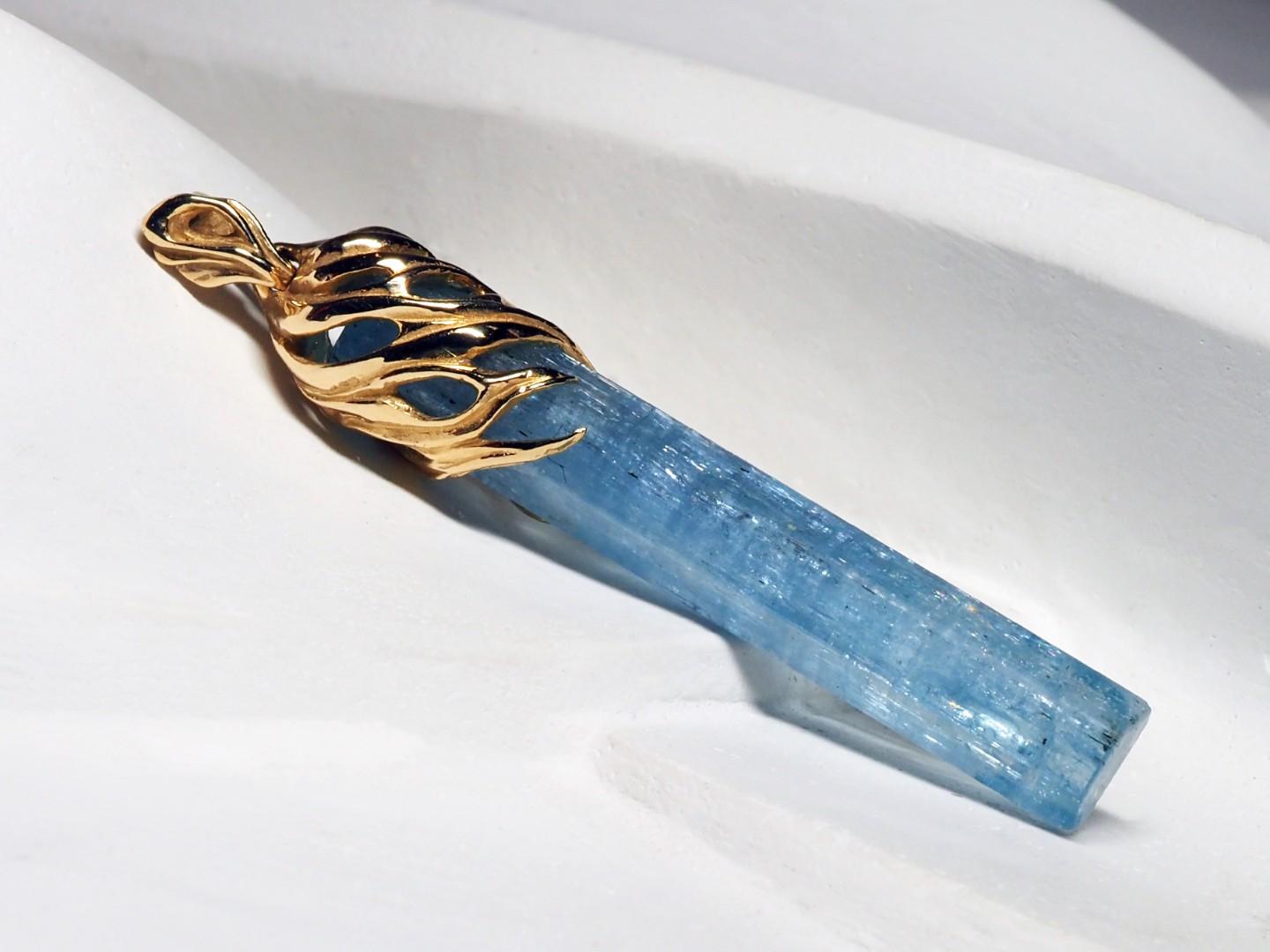 Aquamarine Gold Necklace Natural Blue Beryl Aquamarine Crystal For Sale 2