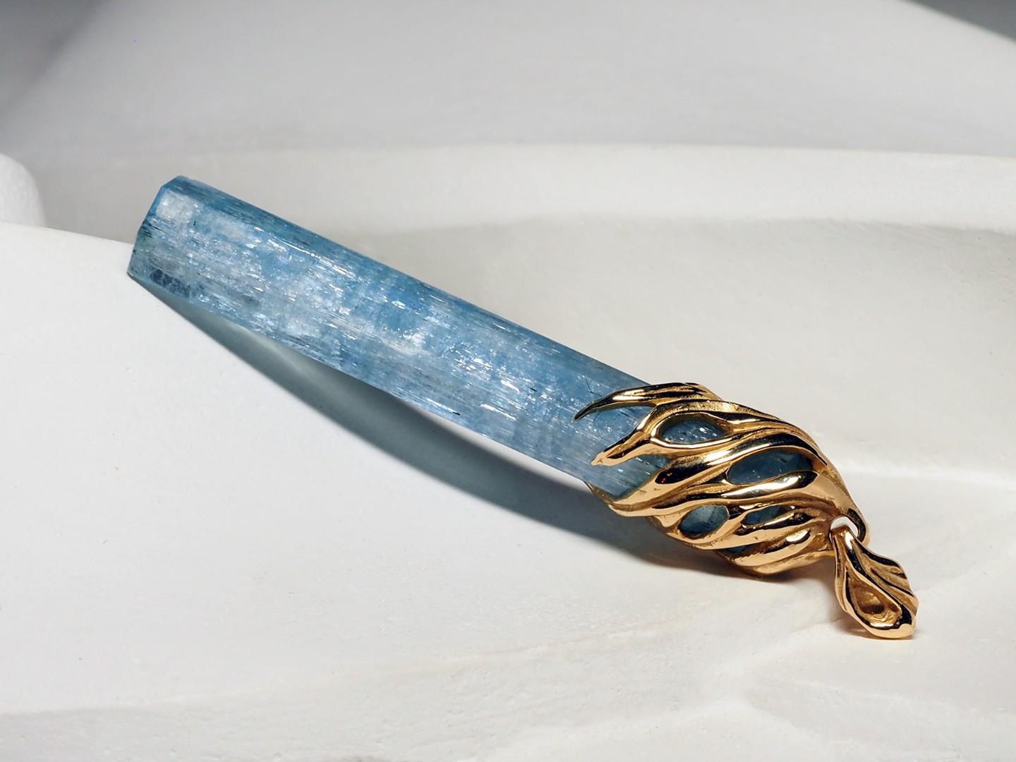 Aquamarine Gold Necklace Natural Blue Beryl Aquamarine Crystal For Sale 3