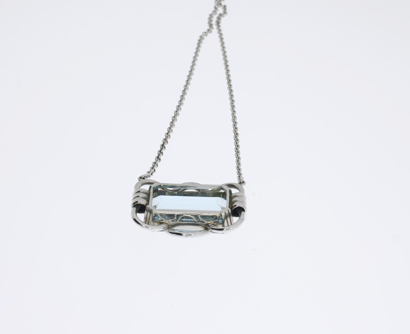 Aquamarine Gold Pendant with Chain In Excellent Condition For Sale In Berlin, DE