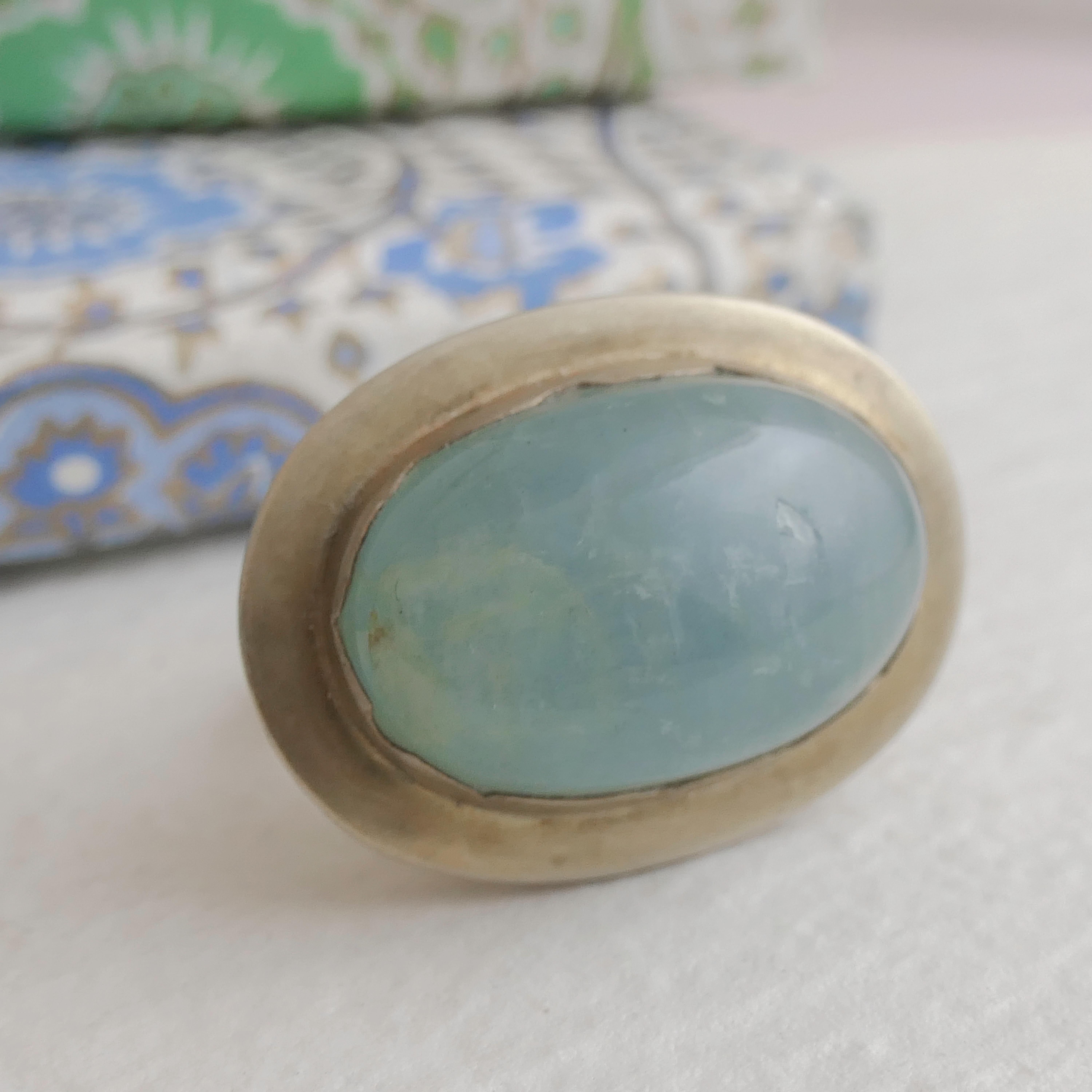 ✦✦ Un'acquamarina ovale cabochon di 18,5x33 mm è incastonata in argento placcato oro.
✦✦ Taglia 8
✦✦ La larghezza della fascia è di circa 5,4 mm.
È stato acquistato in una vendita immobiliare diversi anni fa - l'origine è probabilmente l'India.