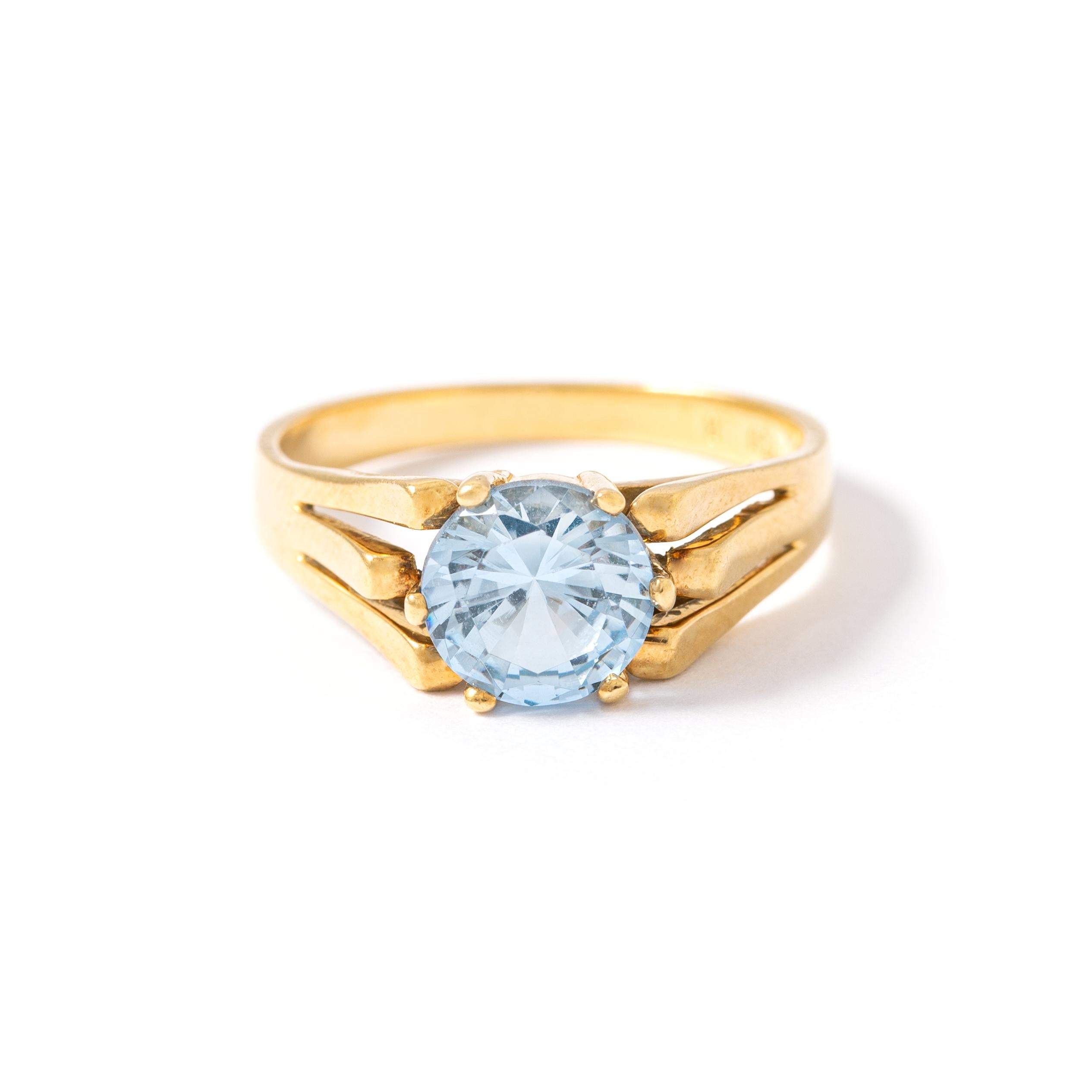 18K yellow gold ring centered by a round aquamarine.
Finger size: 53.
Gross weight: 3.93g.
