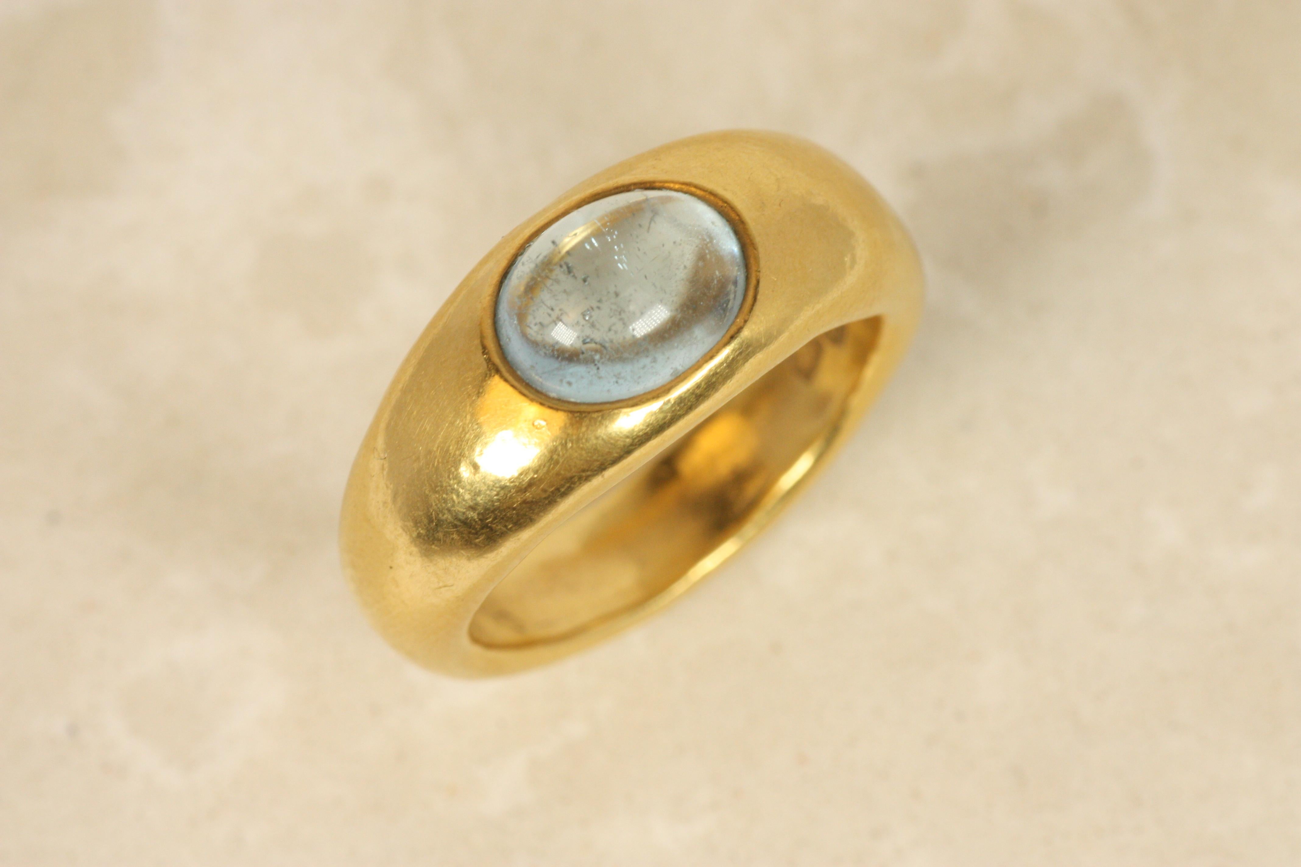 Artisan Aquamarine Gypsy Ring – Cabochon Cut in 22K Yellow Gold, Darlene deSedle For Sale