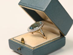 Aquamarin-Halo-Ring. 4,40 ct, länglich-ovaler Aquamarin, Diamant-Halo, Platin