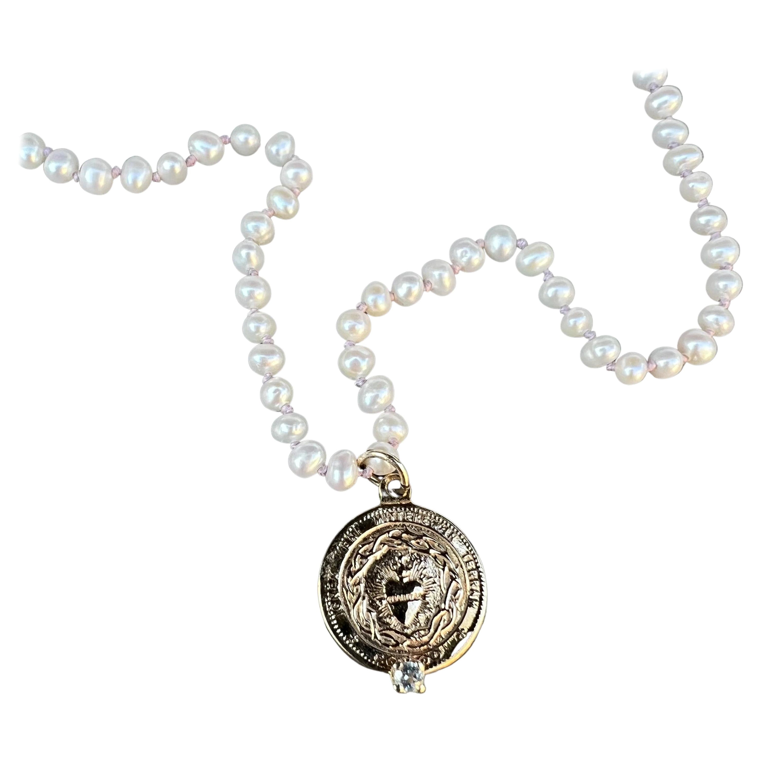 Weißes Perlenhalsband mit schwarzen Edelsteinen und Aquamarin-Herzmedaille aus Bronze J DAUPHIN
18