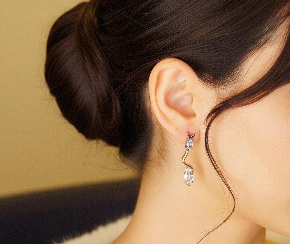 Taille mixte Aigue-marine en or rose et blanc Boucles d'oreilles serpent par Alexander Leyser en vente