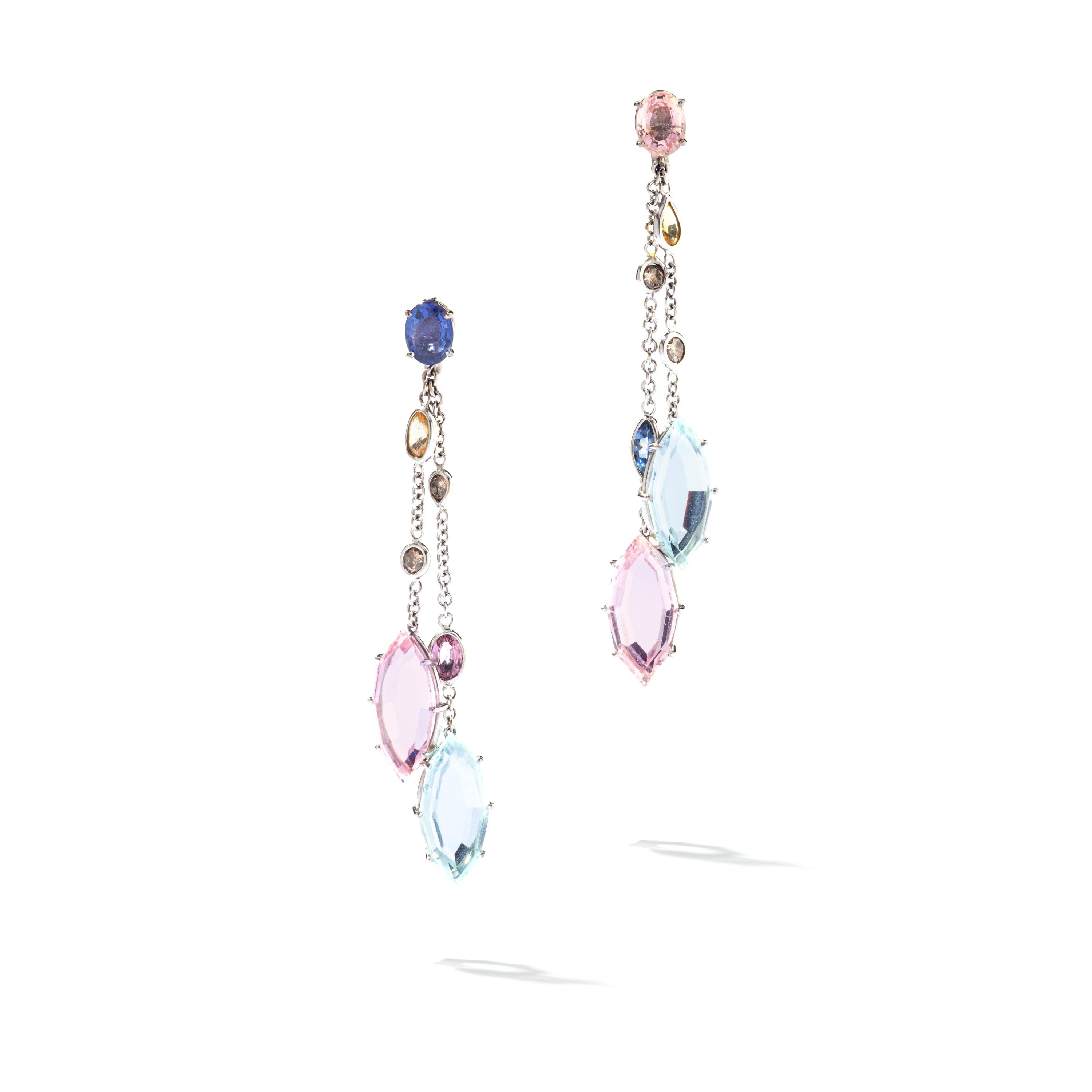 Pendientes de Aguamarina, Kunzita, Zafiro y Diamante marrón sobre Oro Blanco.

Longitud total: 7,00 centímetros (2,76 pulgadas).
Peso total: 10,62 gramos.