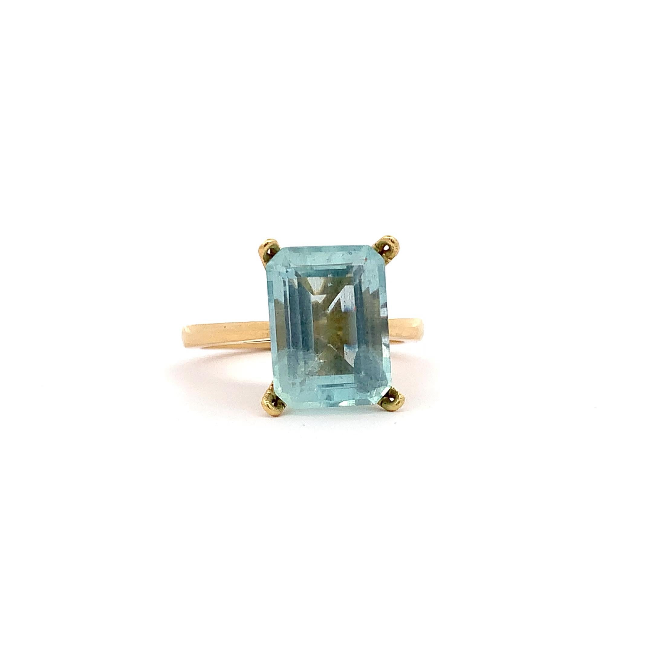 Emerald Cut Aquamarine large elongated cocktail ring 18k yellow gold For Sale