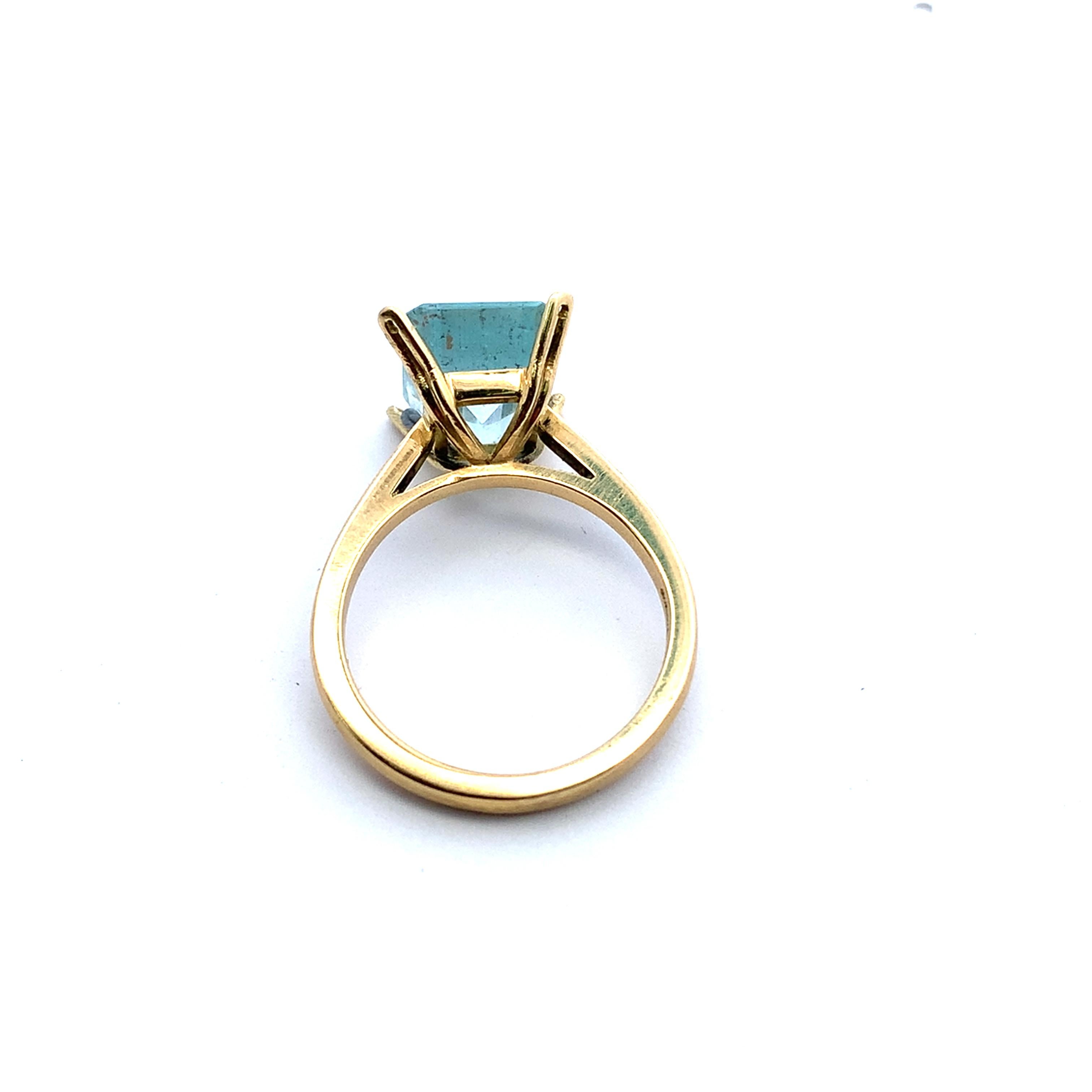 Aquamarine large elongated cocktail ring 18k yellow gold In New Condition For Sale In London, GB