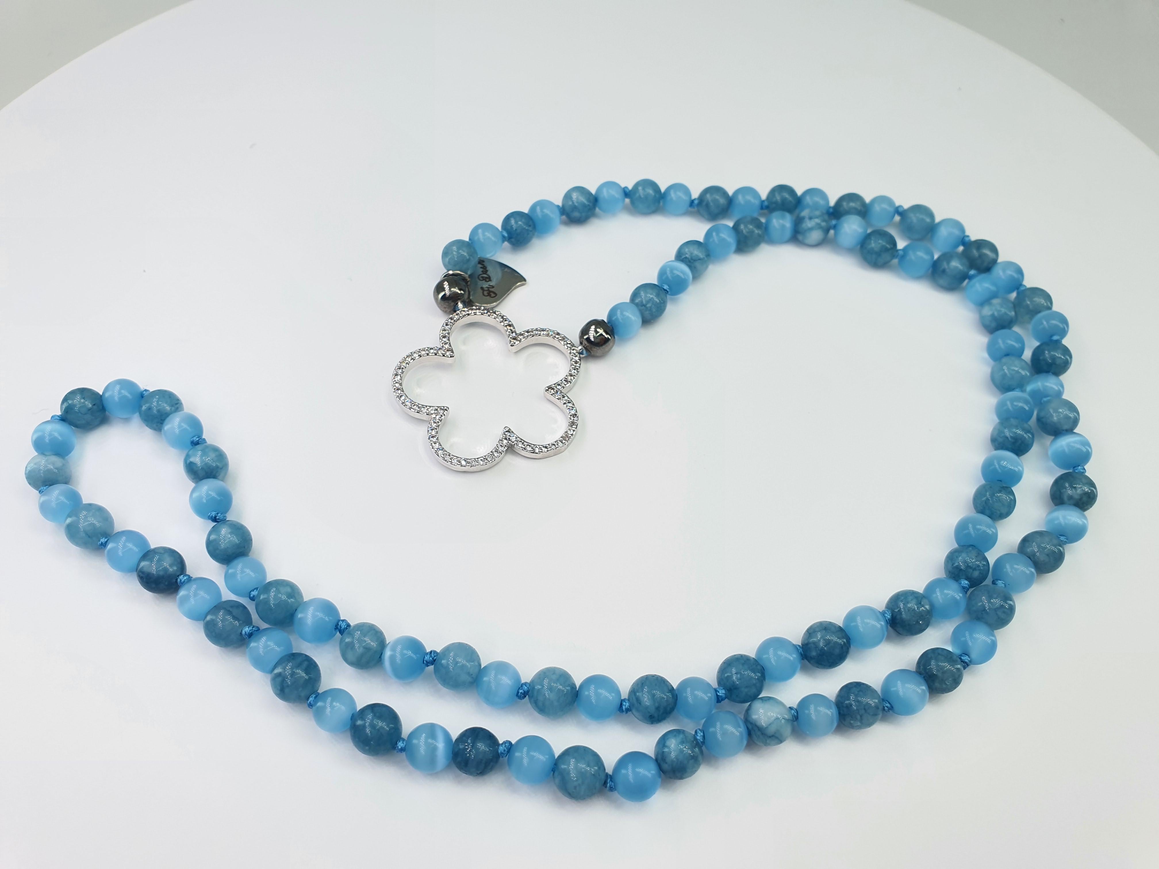 Diese wunderschöne aquamarinfarbene und hellblaue Sonnenbrillen-Halskette mit Blume kann als Halskette oder als Anhänger für eine Sonnenbrille verwendet werden, aber auch als Accessoire für eine Handtasche. Diese Halskette wird von unseren