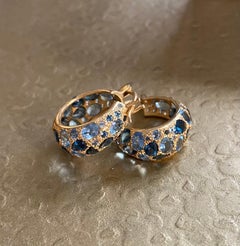 Cerchi in oro 18kt con acquamarina e topazio blu di Lauren Harper