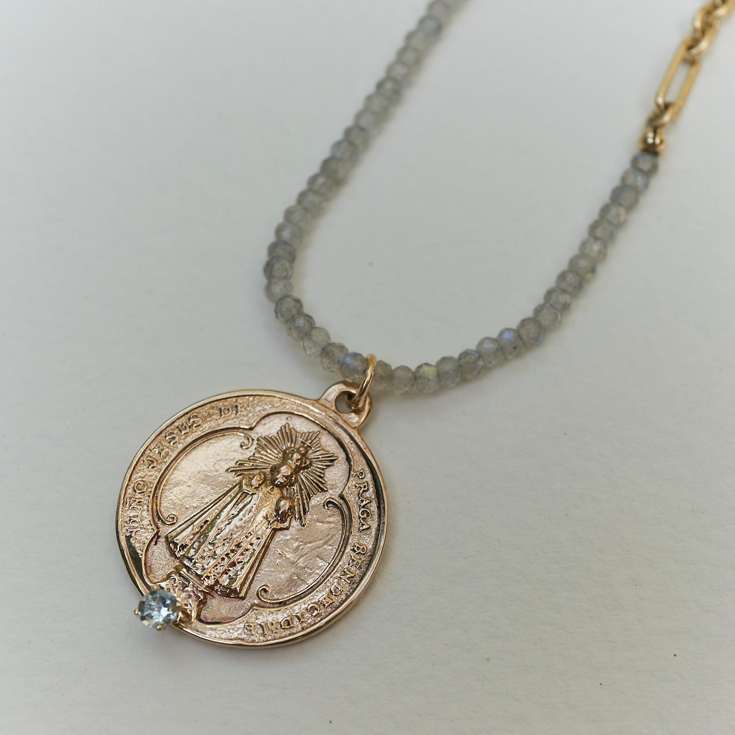 Aquamarin Medaille Kette Perlenkette Jungfrau Maria Labradorit J Dauphin

J Dauphin-Schmuck wird in Los Angeles handgefertigt und wurde von der französisch-schwedischen Designerin Johanna Dauphin entworfen. 
J Dauphin wurde mehrfach als