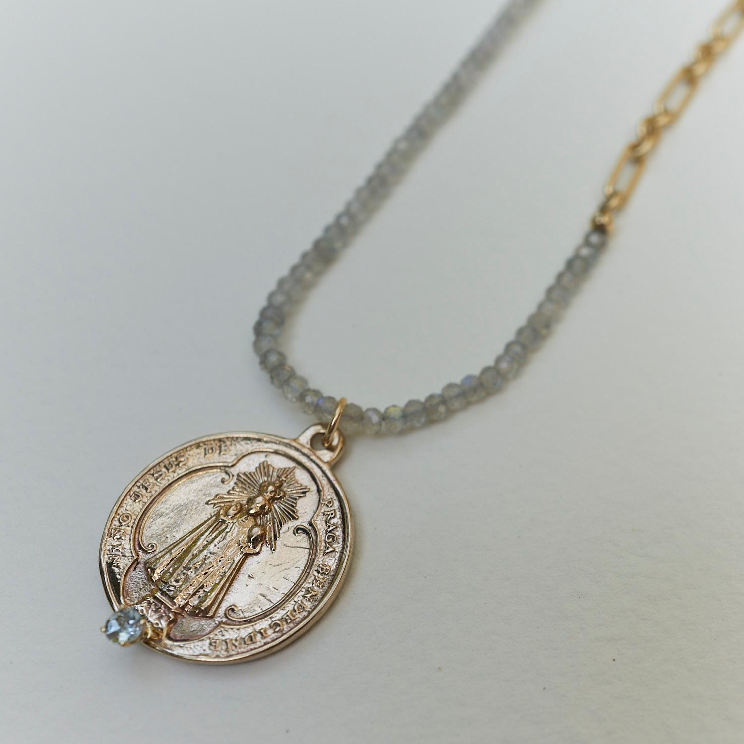 Contemporain J Dauphin, collier de perles en aigue-marine et labradorite de Virgin Mary avec médaille en vente