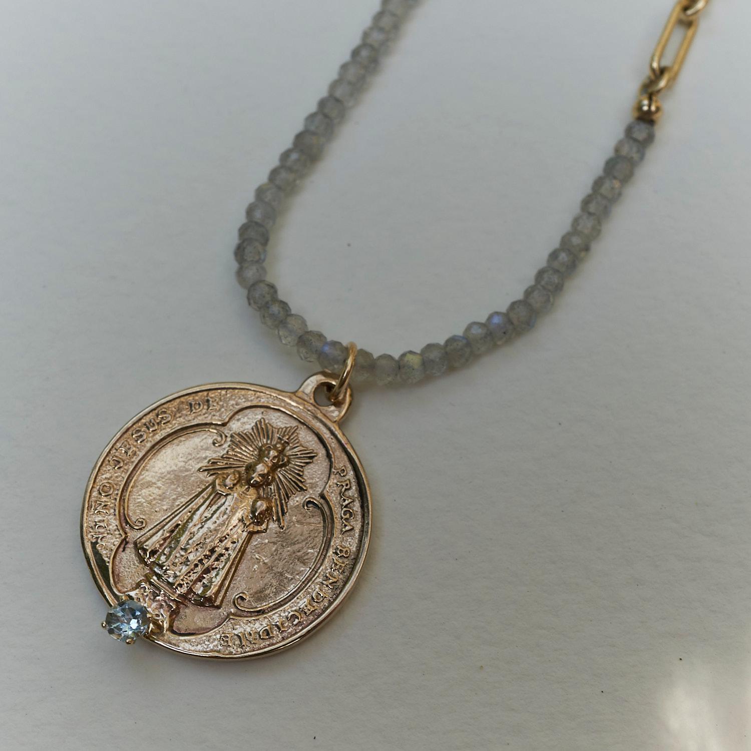 J Dauphin, collier de perles en aigue-marine et labradorite de Virgin Mary avec médaille Neuf - En vente à Los Angeles, CA