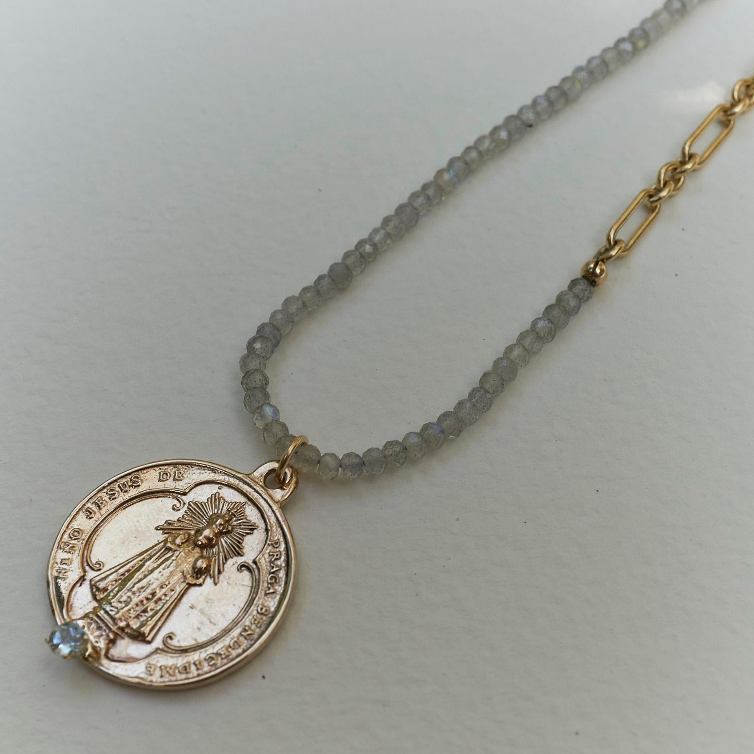 Aquamarin Medaillon Kette Perlenkette Jungfrau Maria Labradorit J Dauphin im Angebot 1