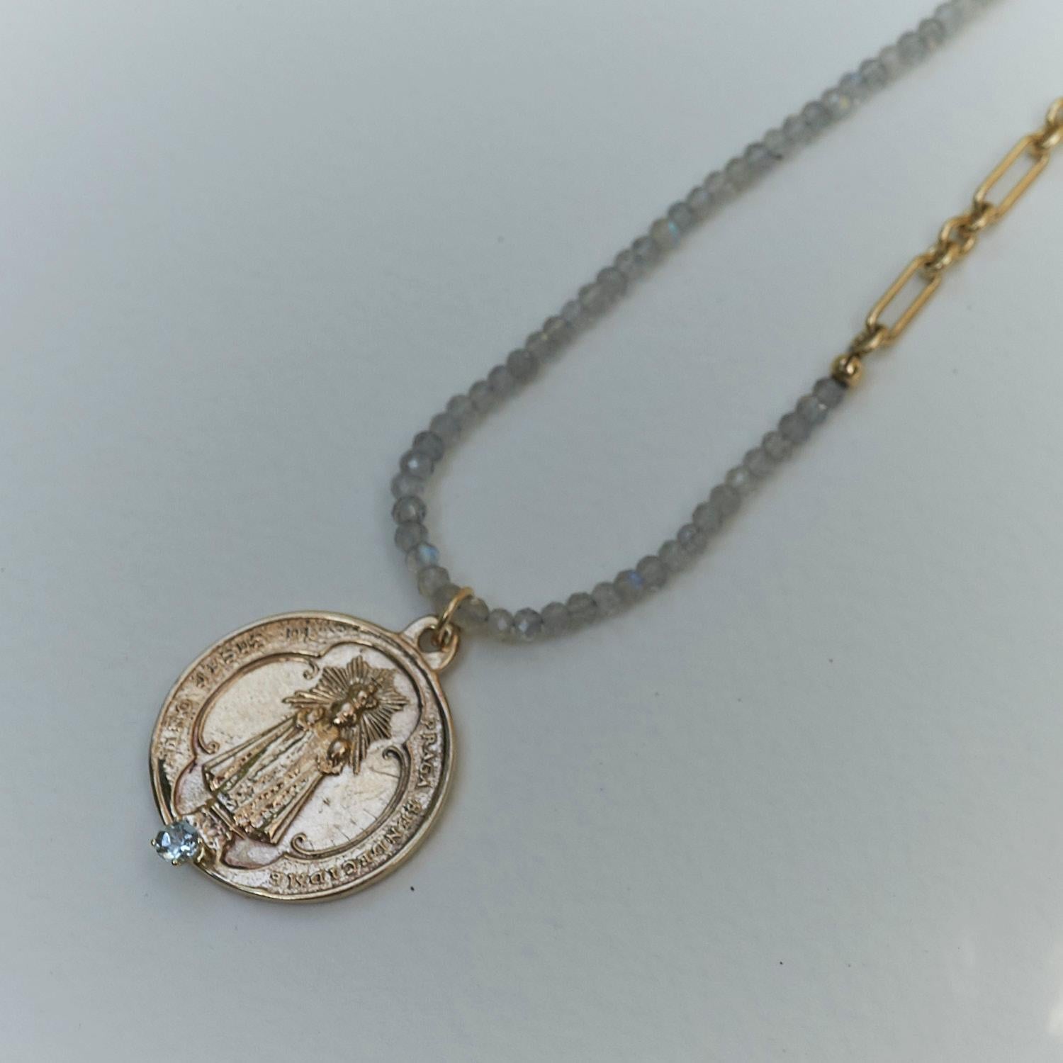 J Dauphin, collier de perles en aigue-marine et labradorite de Virgin Mary avec médaille en vente 2