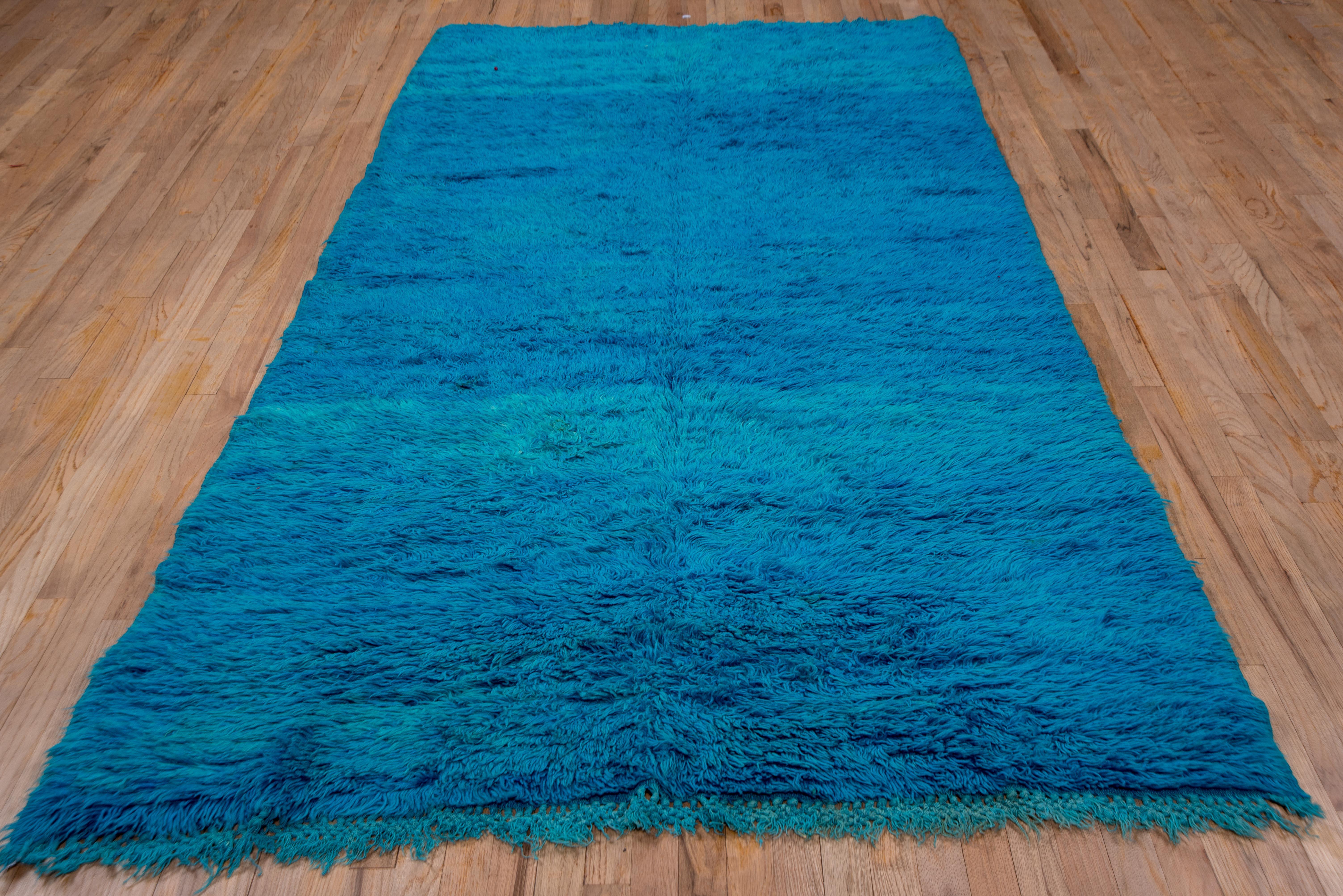 Marokkanischer Dorfteppich aus Aquamarin in Massivblau in Allover-Aquamarin im Angebot 1