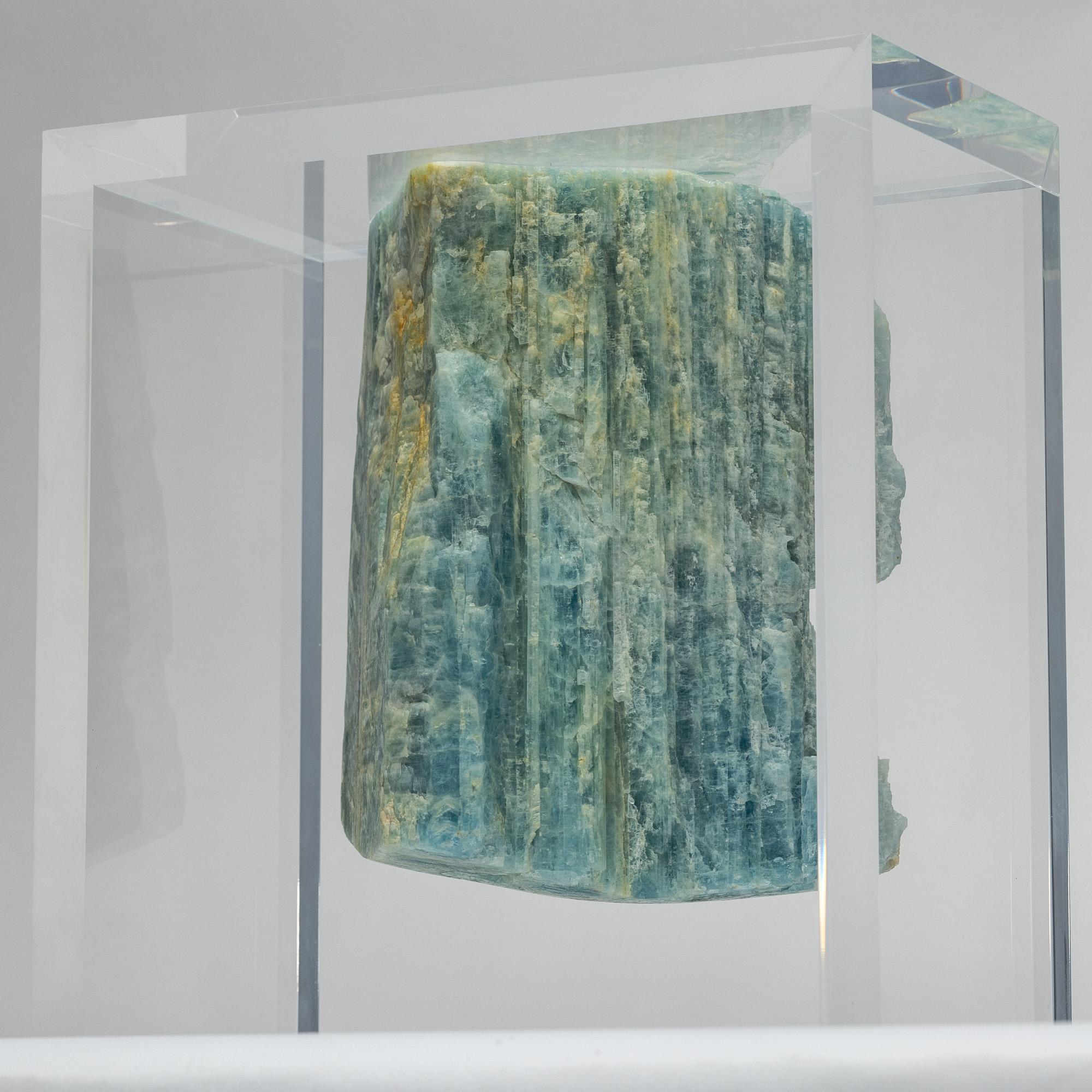 Acquamarina montata in una base acrilica dal design originale in vendita 3