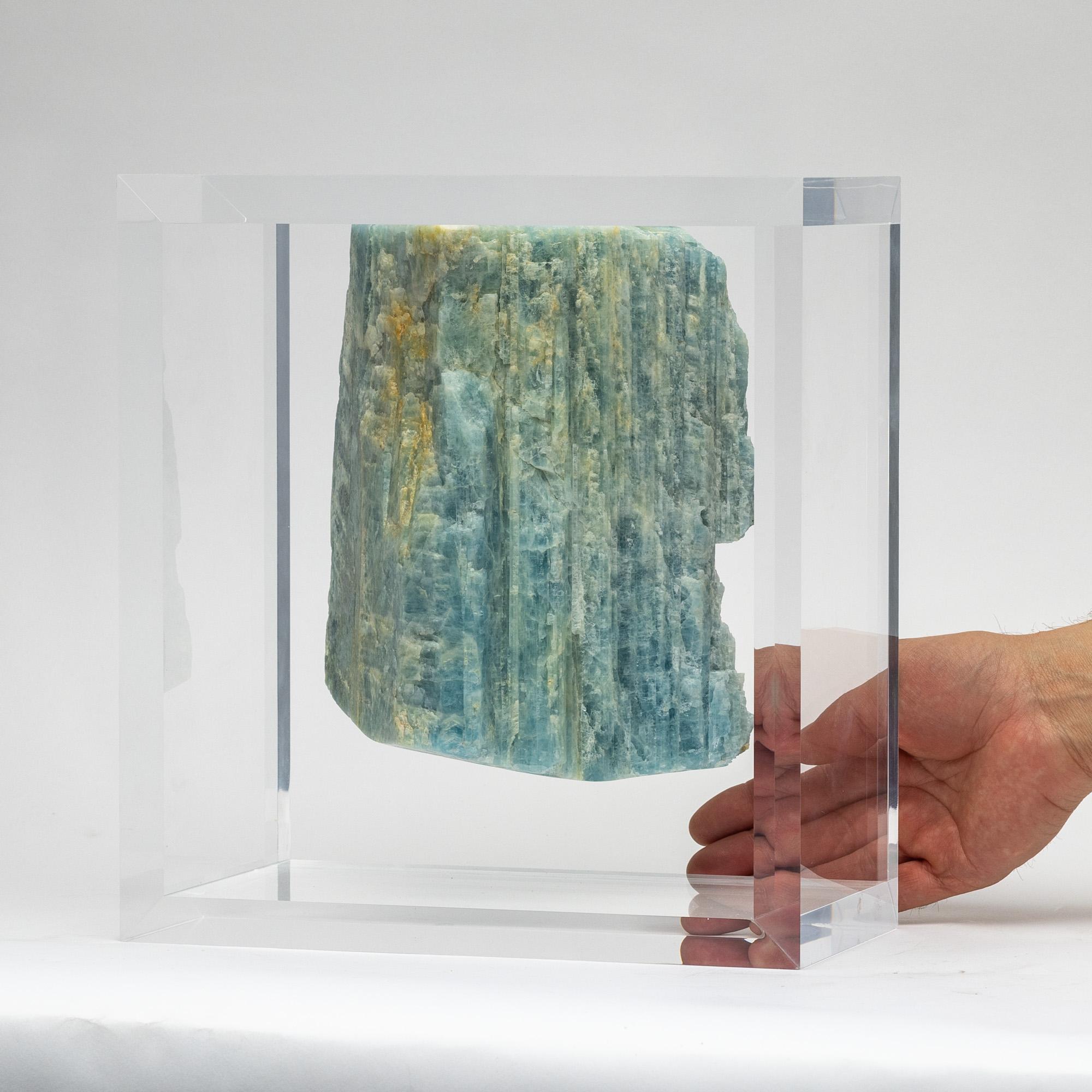 Acquamarina montata in una base acrilica dal design originale in vendita 4