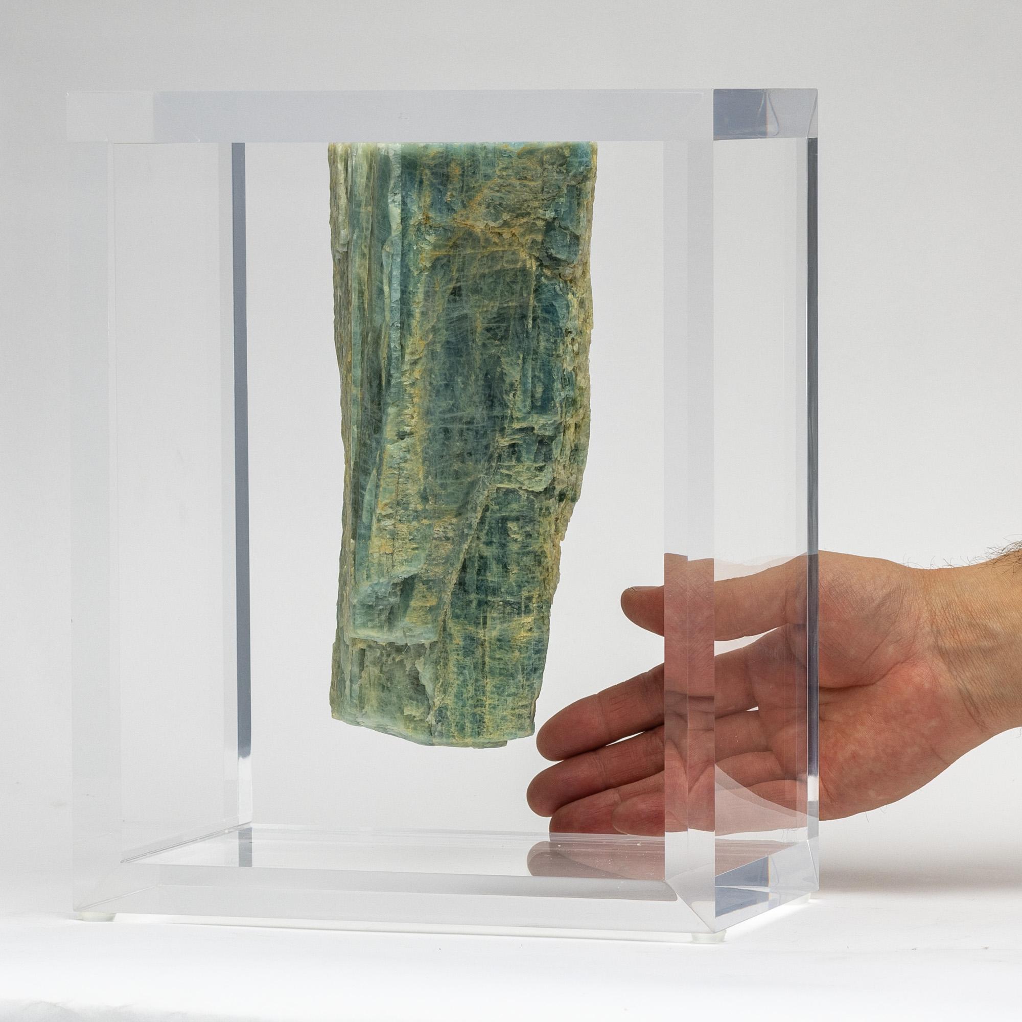 Origine: Minas Gerais, Brasile

Il nome acquamarina deriva dal latino aqua marinā, acqua di mare. Il suo nome si riferisce al suo colore. Il Brasile si distingue tra i maggiori produttori di questo minerale, poiché possiede diverse miniere nel