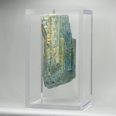 Aquamarin in originalem Acrylsockel montiert