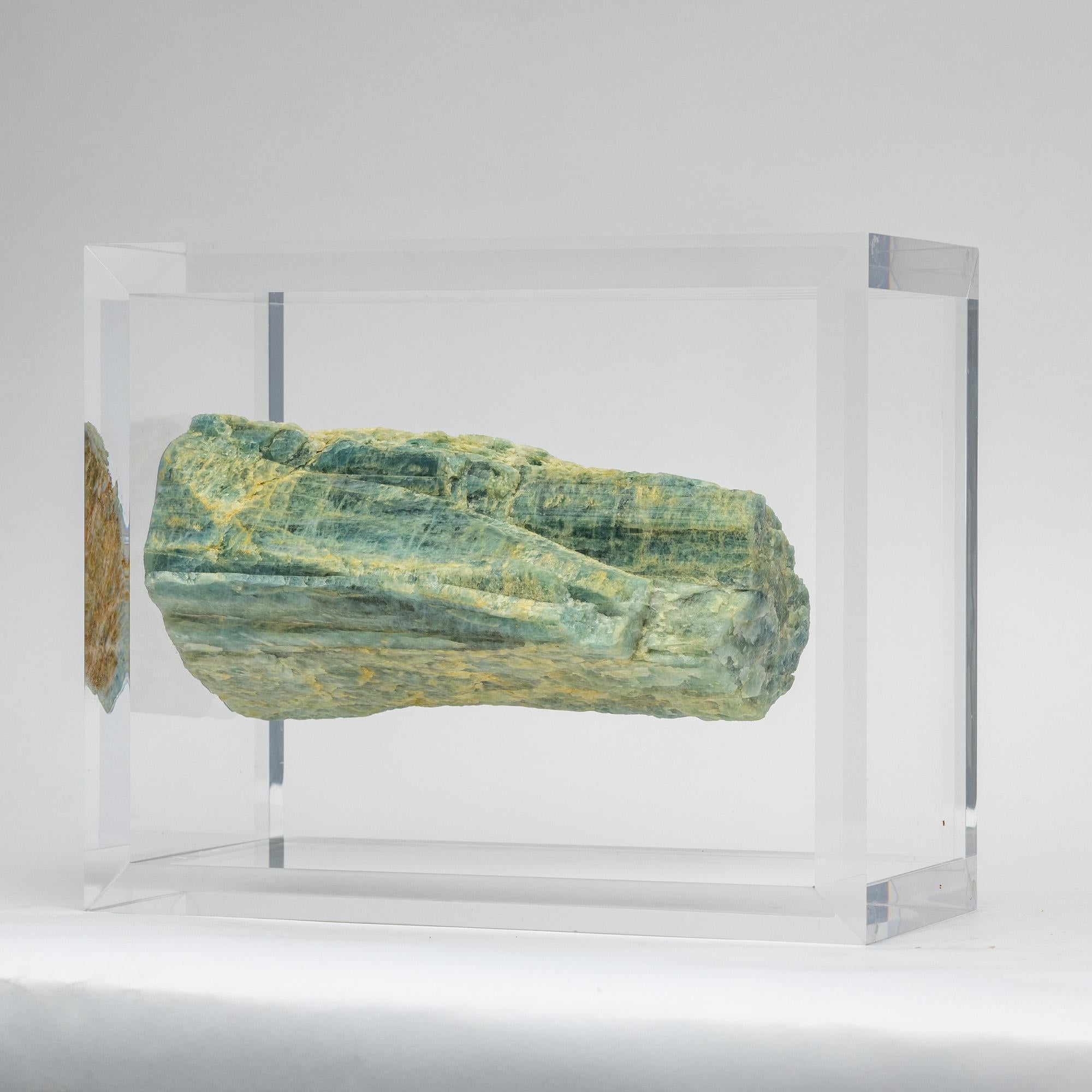 Organico moderno Acquamarina montata in una base acrilica dal design originale in vendita