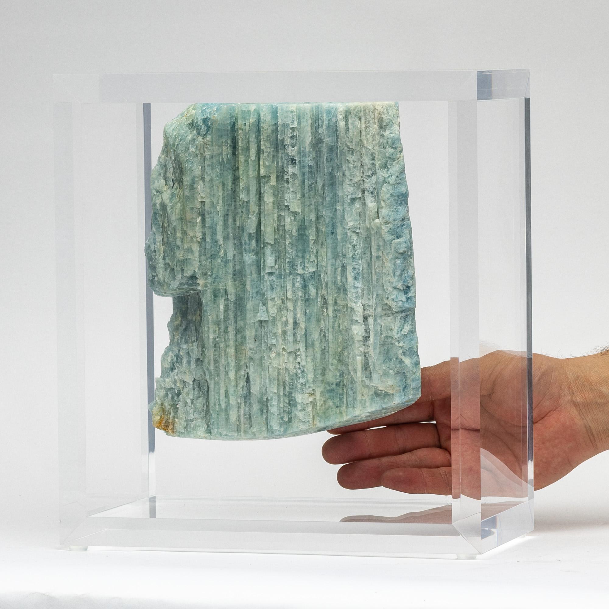 Organico moderno Acquamarina montata in una base acrilica dal design originale in vendita