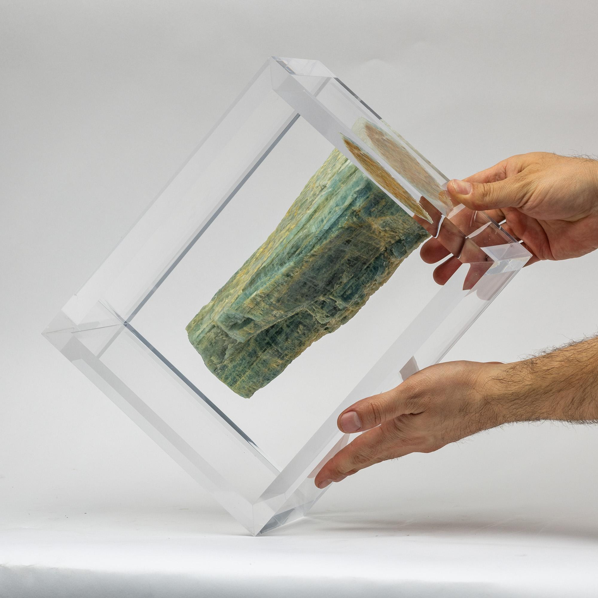 Messicano Acquamarina montata in una base acrilica dal design originale in vendita