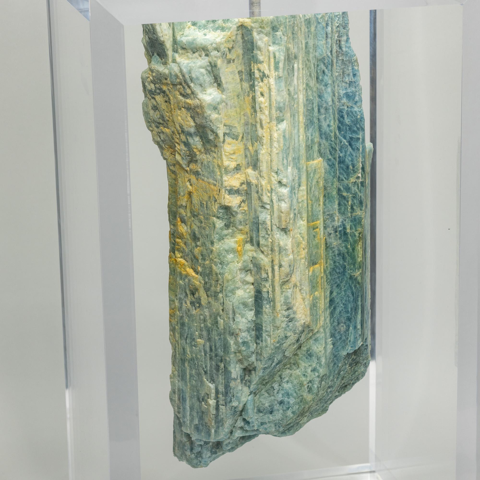 XXI secolo e contemporaneo Acquamarina montata in una base acrilica dal design originale in vendita