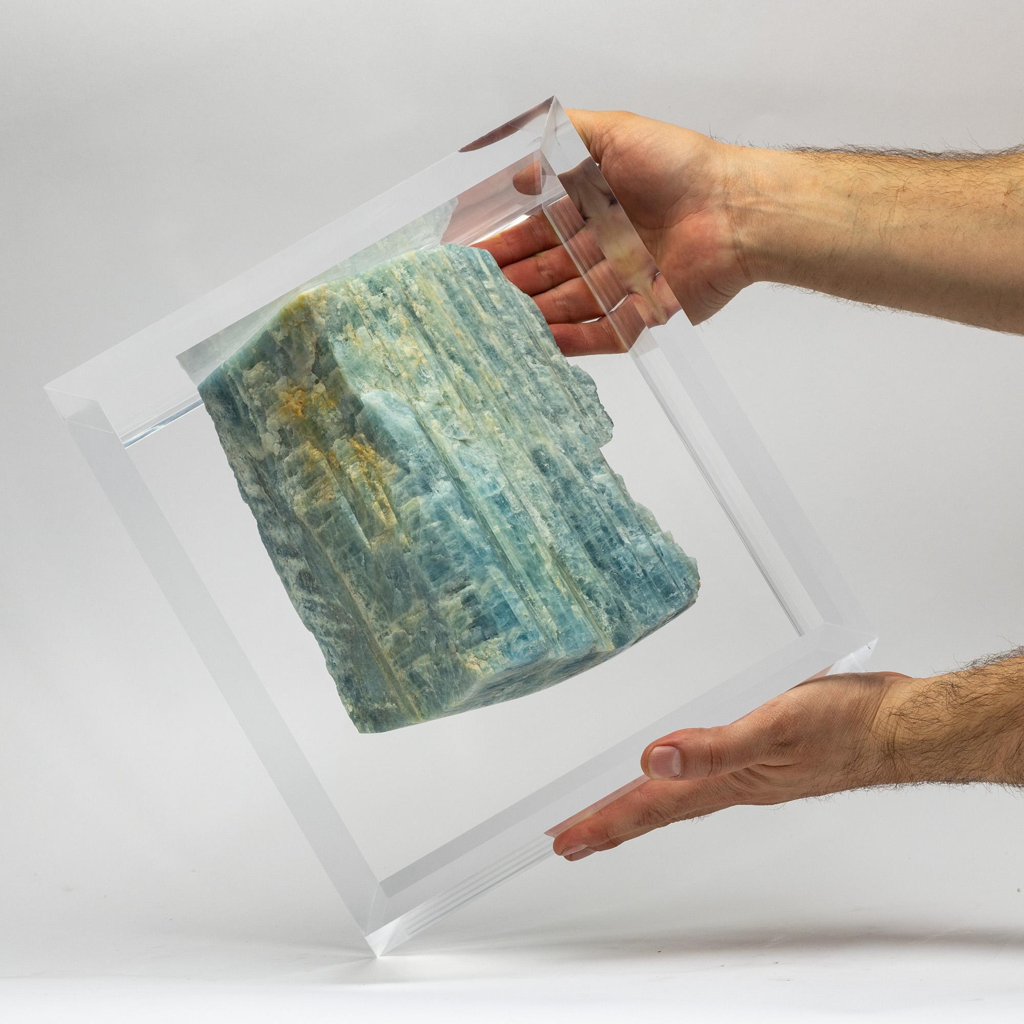 Acrilico Acquamarina montata in una base acrilica dal design originale in vendita