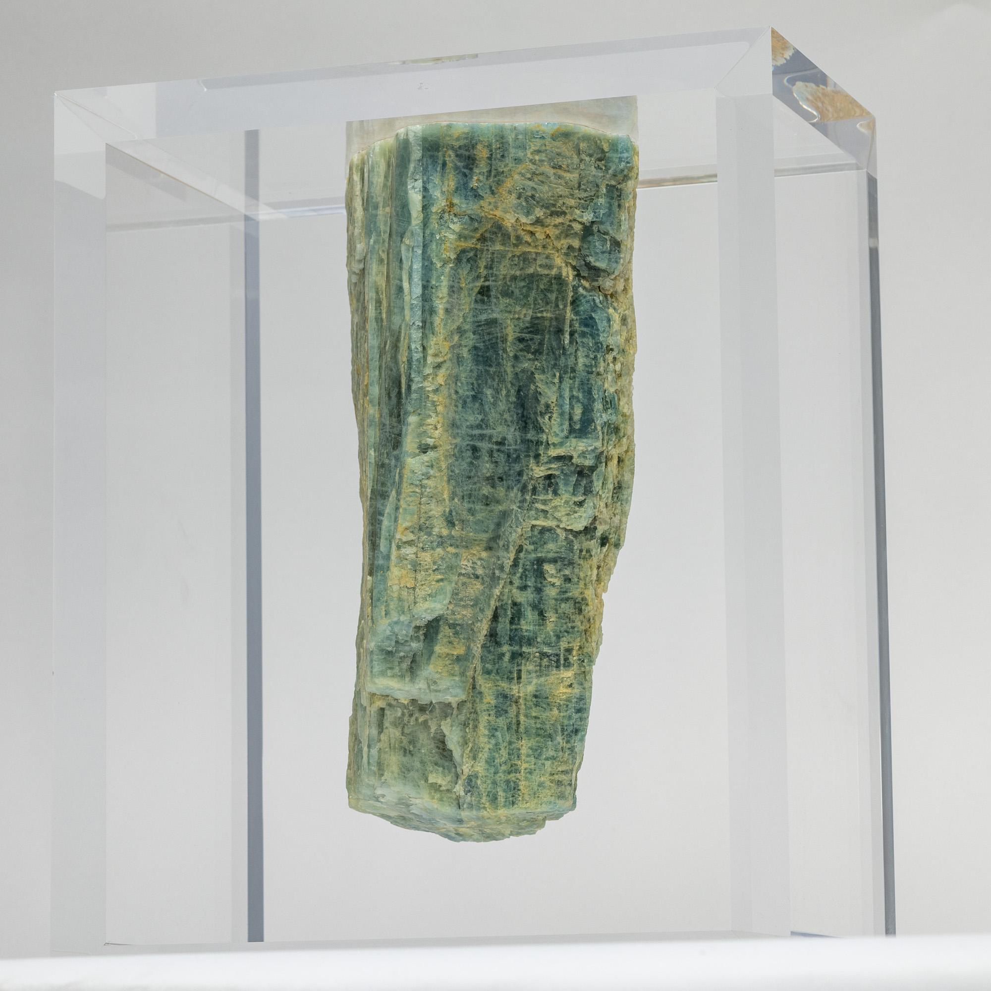 Acquamarina montata in una base acrilica dal design originale in vendita 1