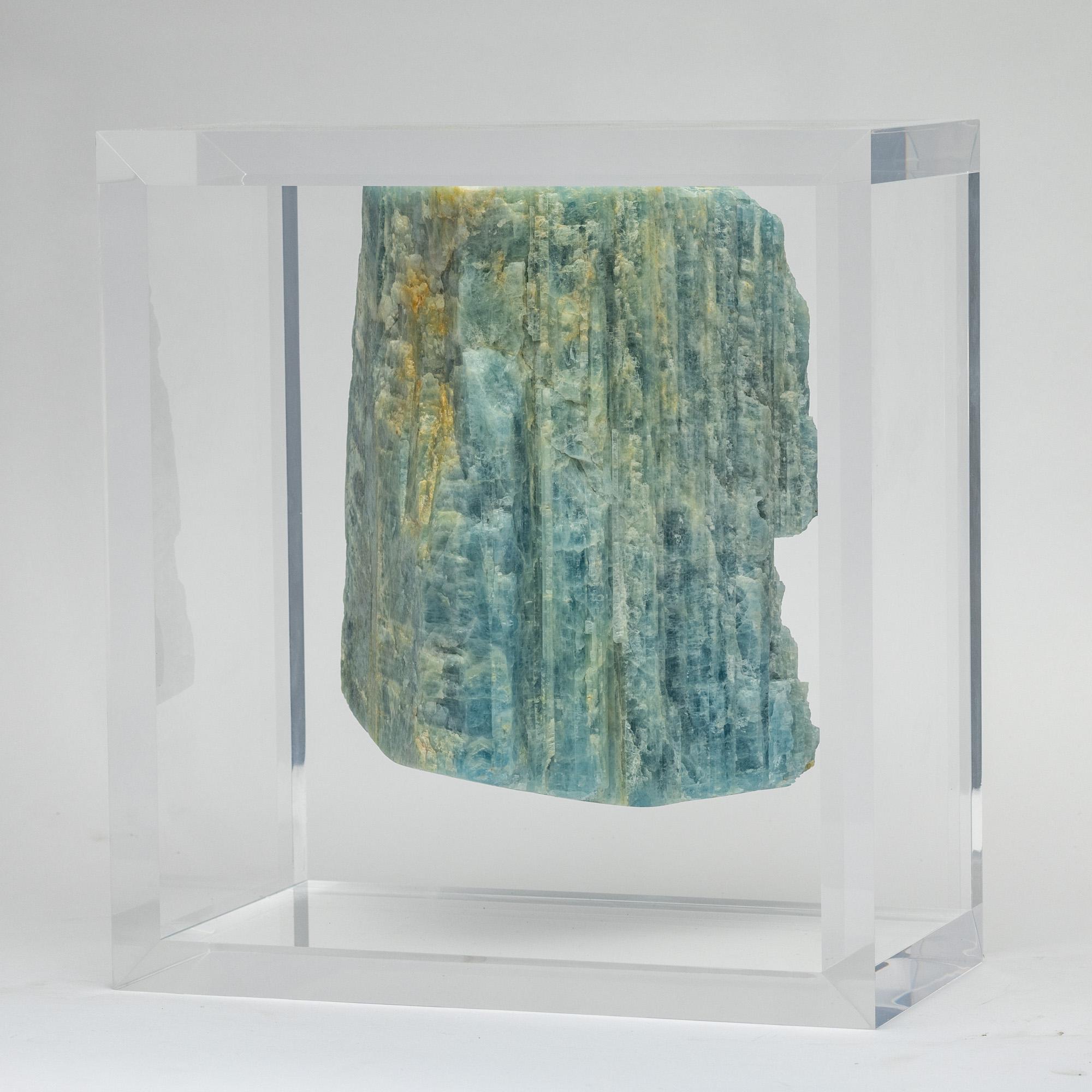 Acquamarina montata in una base acrilica dal design originale in vendita 1