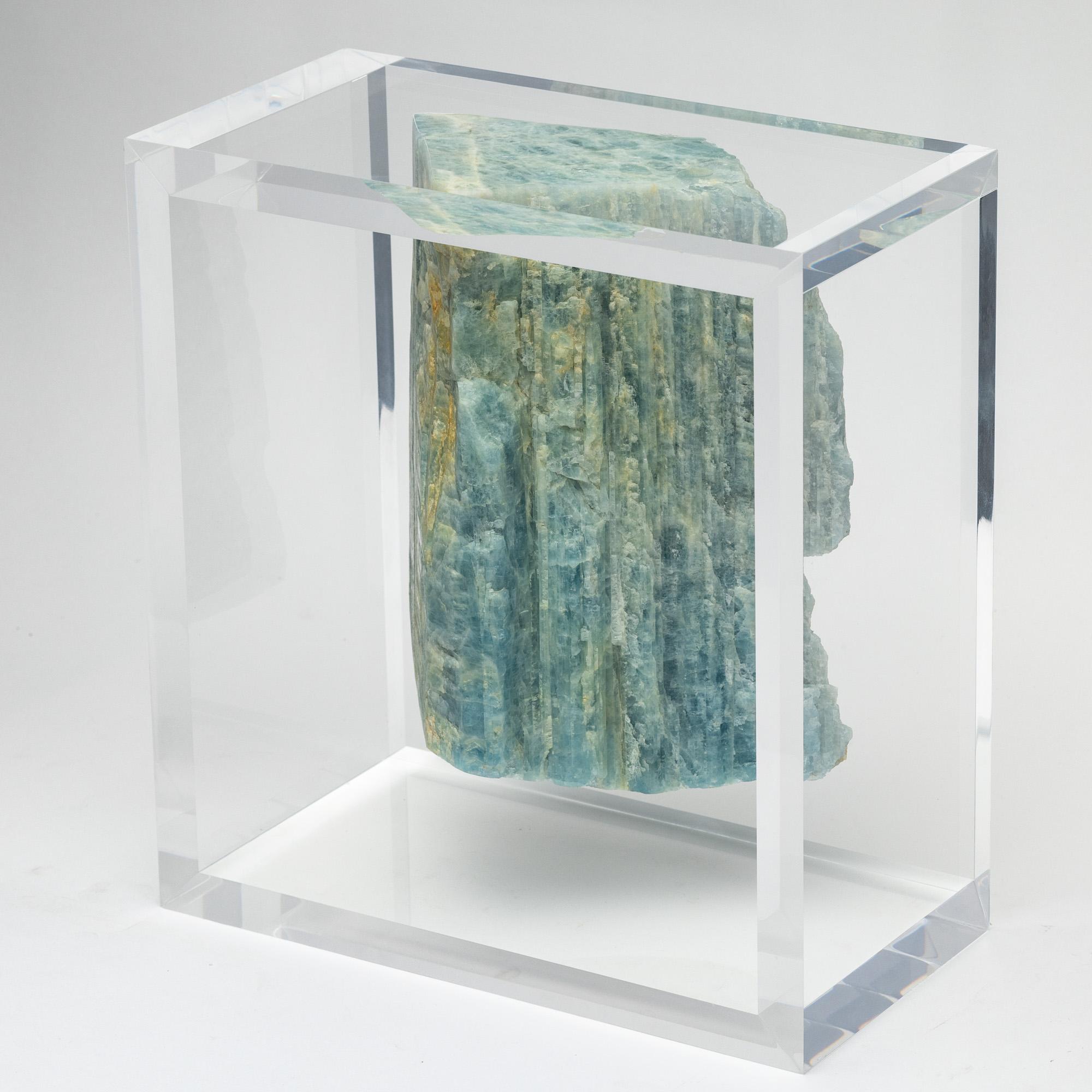 Acquamarina montata in una base acrilica dal design originale in vendita 2