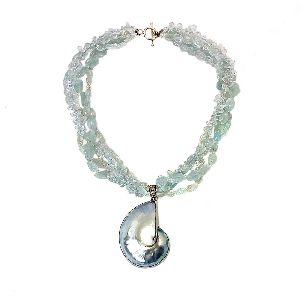 Mehrstrangige Aquamarin-Halskette mit Ammonoidea-Anhänger (Perle) im Angebot